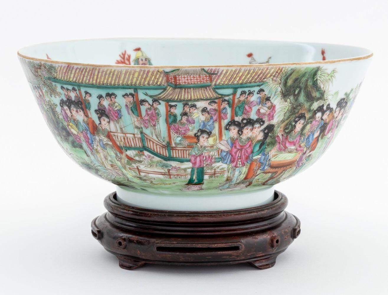 Chinese Famille Rose Porcelain Bowl In Good Condition For Sale In Astoria, NY