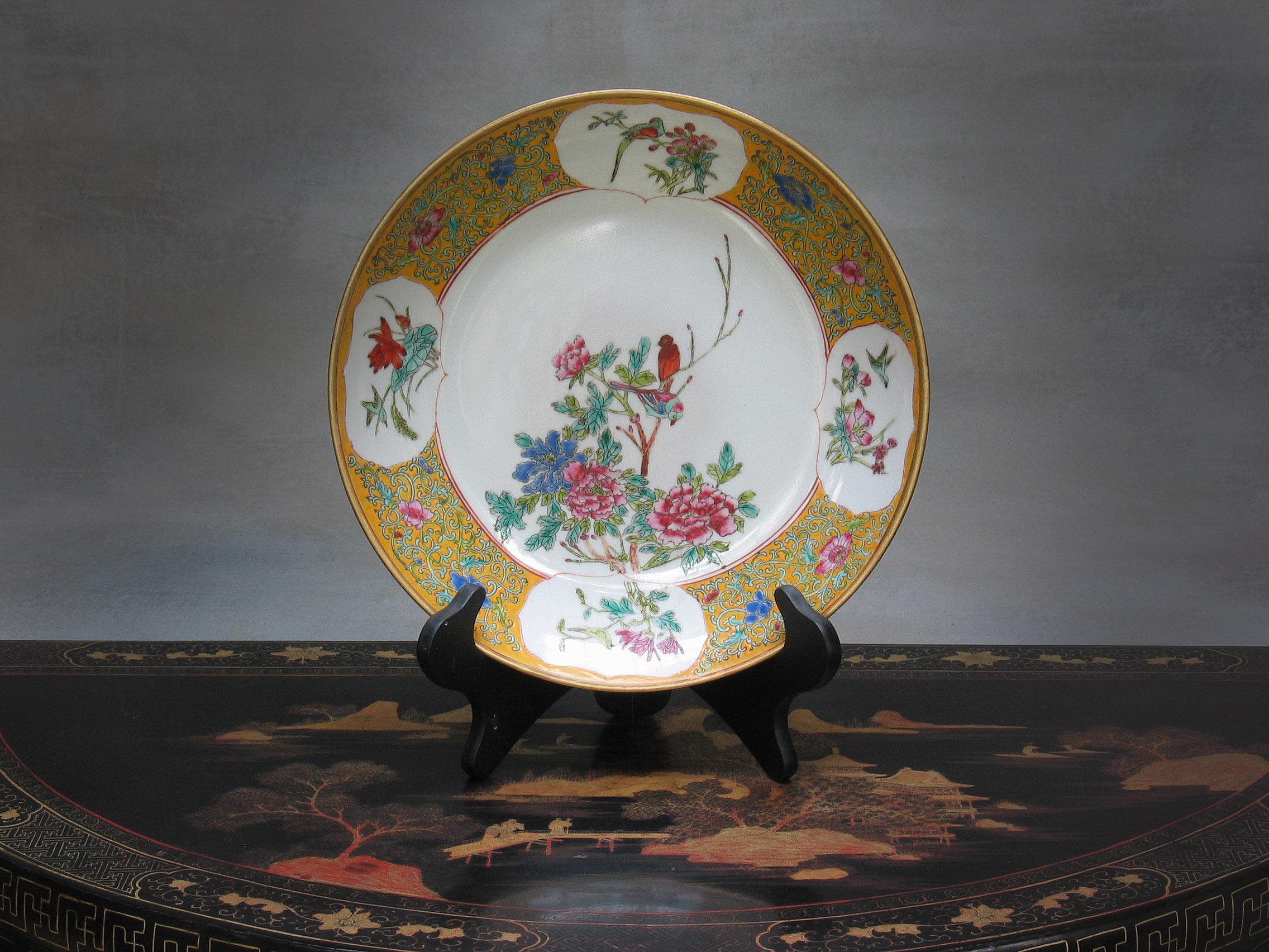 Chinois Assiette de présentation chinoise en porcelaine Famille Rose, 20e siècle en vente