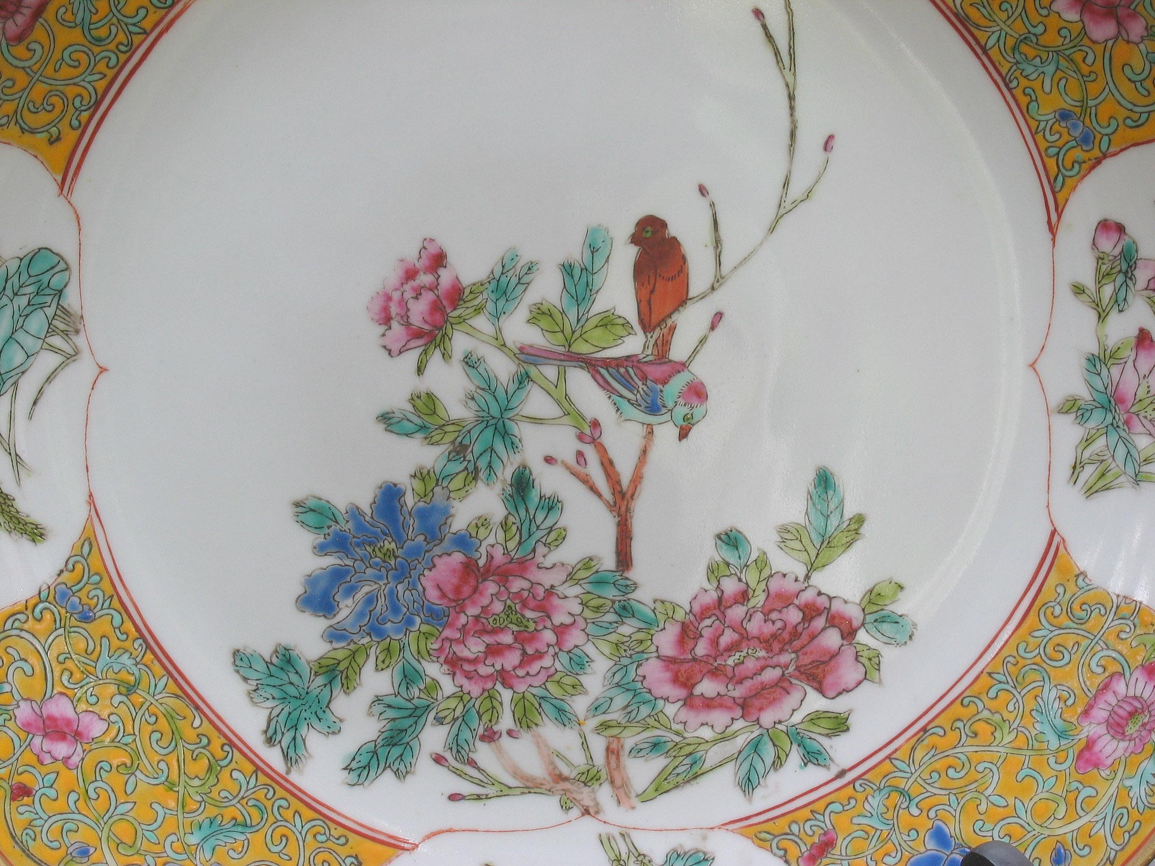 Fait main Assiette de présentation chinoise en porcelaine Famille Rose, 20e siècle en vente