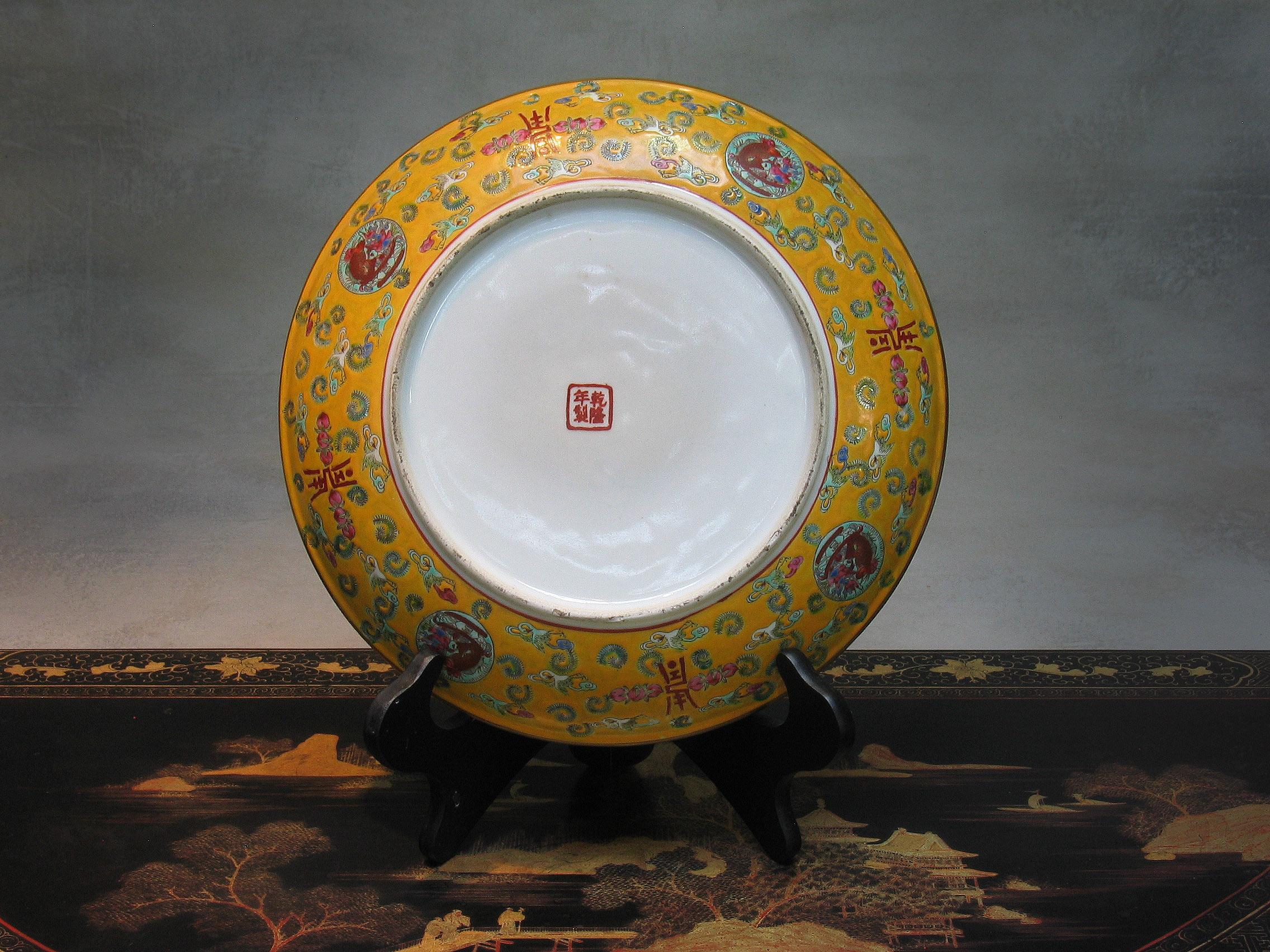 Chinese Famille Rose Porcelain Charger, 20th Century In Good Condition For Sale In Ottawa, Ontario