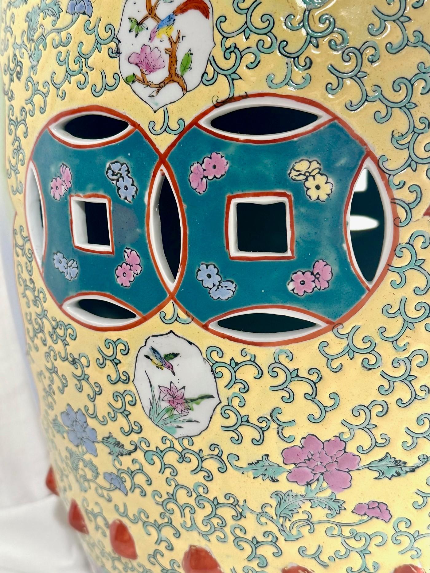 Siège de jardin en porcelaine chinoise Famille Rose. en vente 4