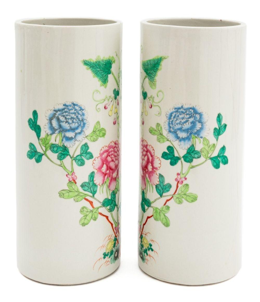 Chinese Famille Rose Porcelain Hat Stands, Pair (Chinesischer Export) im Angebot