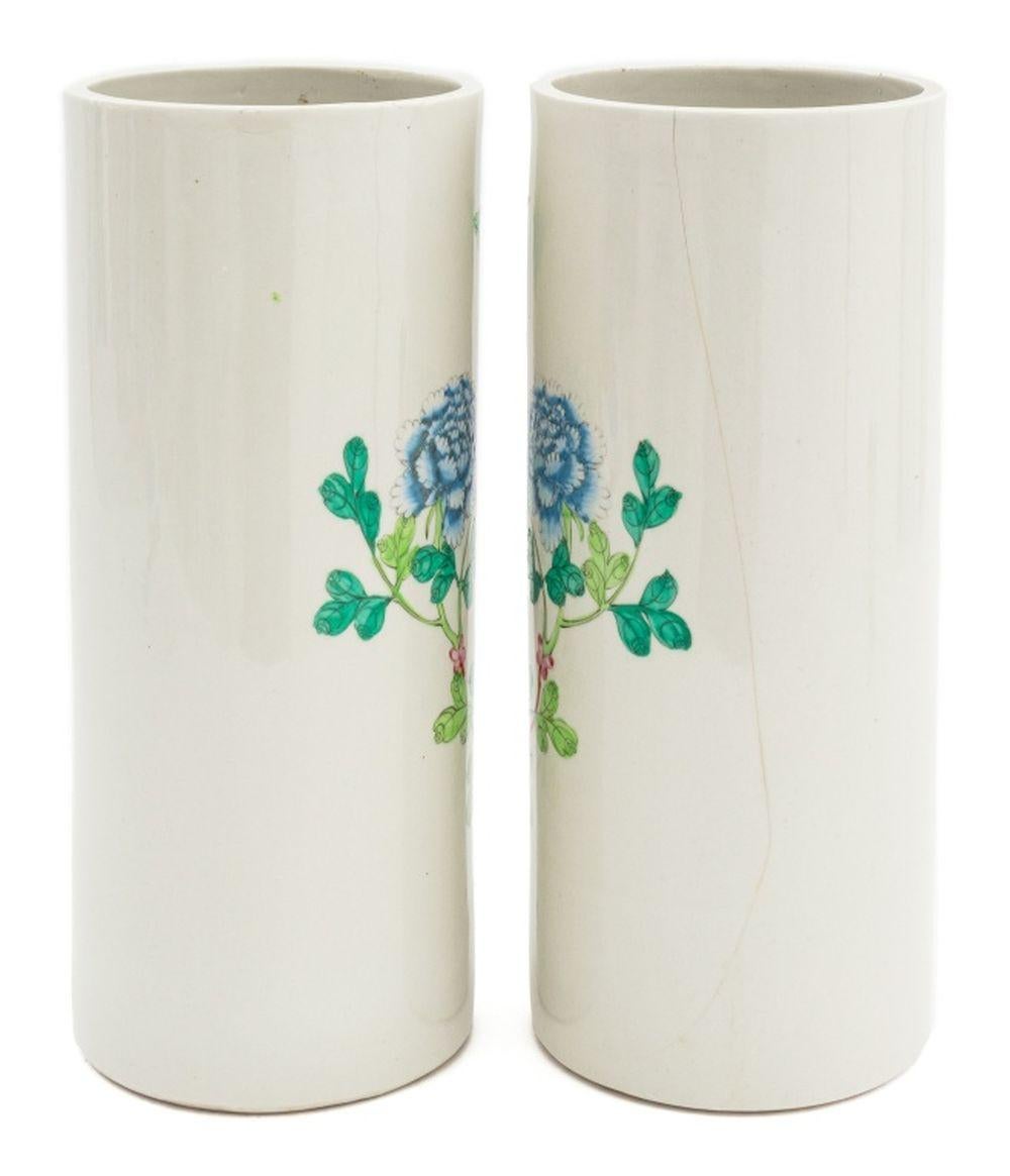 Chinese Famille Rose Porcelain Hat Stands, Pair (Chinesisch) im Angebot