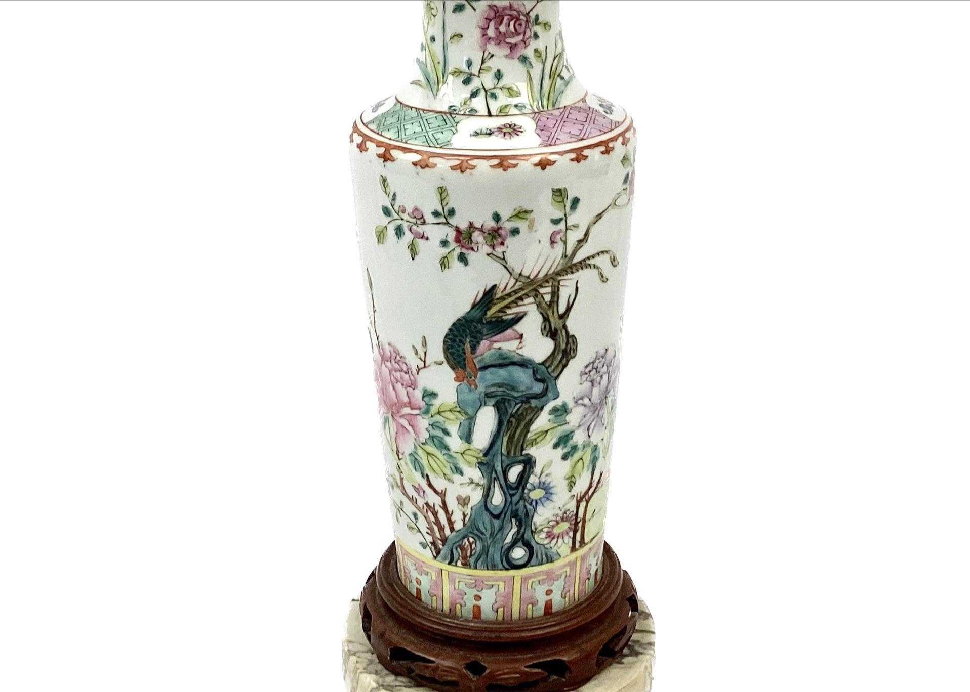 Lampe chinoise en porcelaine Famille Rose Bon état - En vente à Bradenton, FL