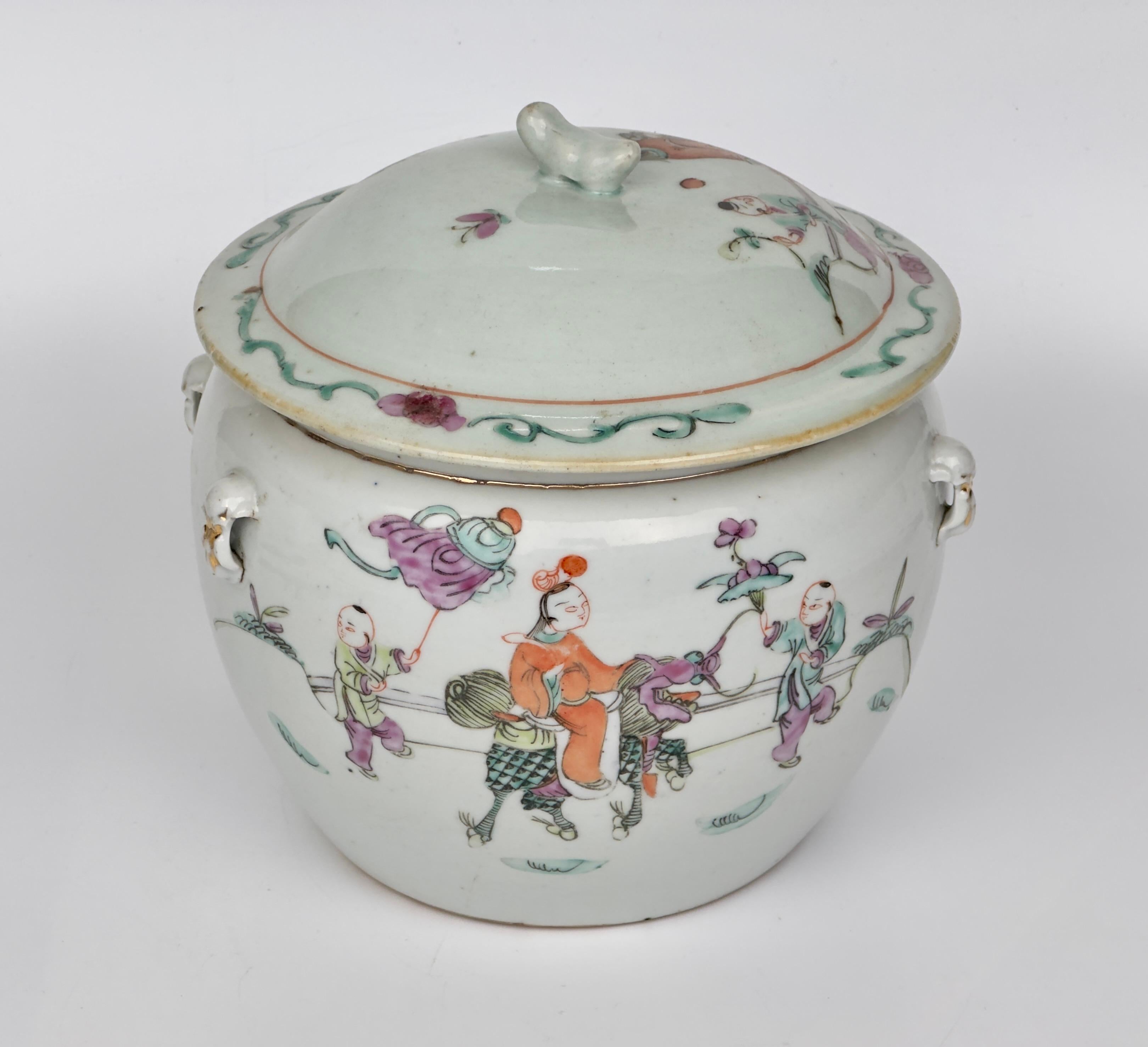 Famille Rose Porcelain Lidded Jar, Late Qing-Republic period In Good Condition In seoul, KR