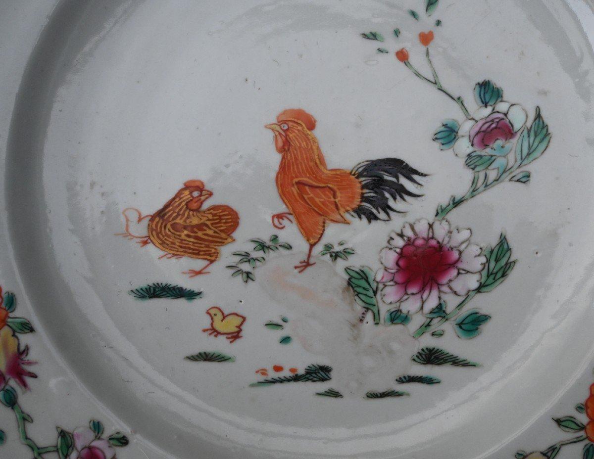 Plato de porcelana china del siglo XVIII, periodo Qianlong  en buen estado con un pequeño desconchón en el borde
Famille rose con decoración de gallo
Diámetro 22,8 cm, altura 2,2 cm
Se embala en doble caja y se envía con Fedex