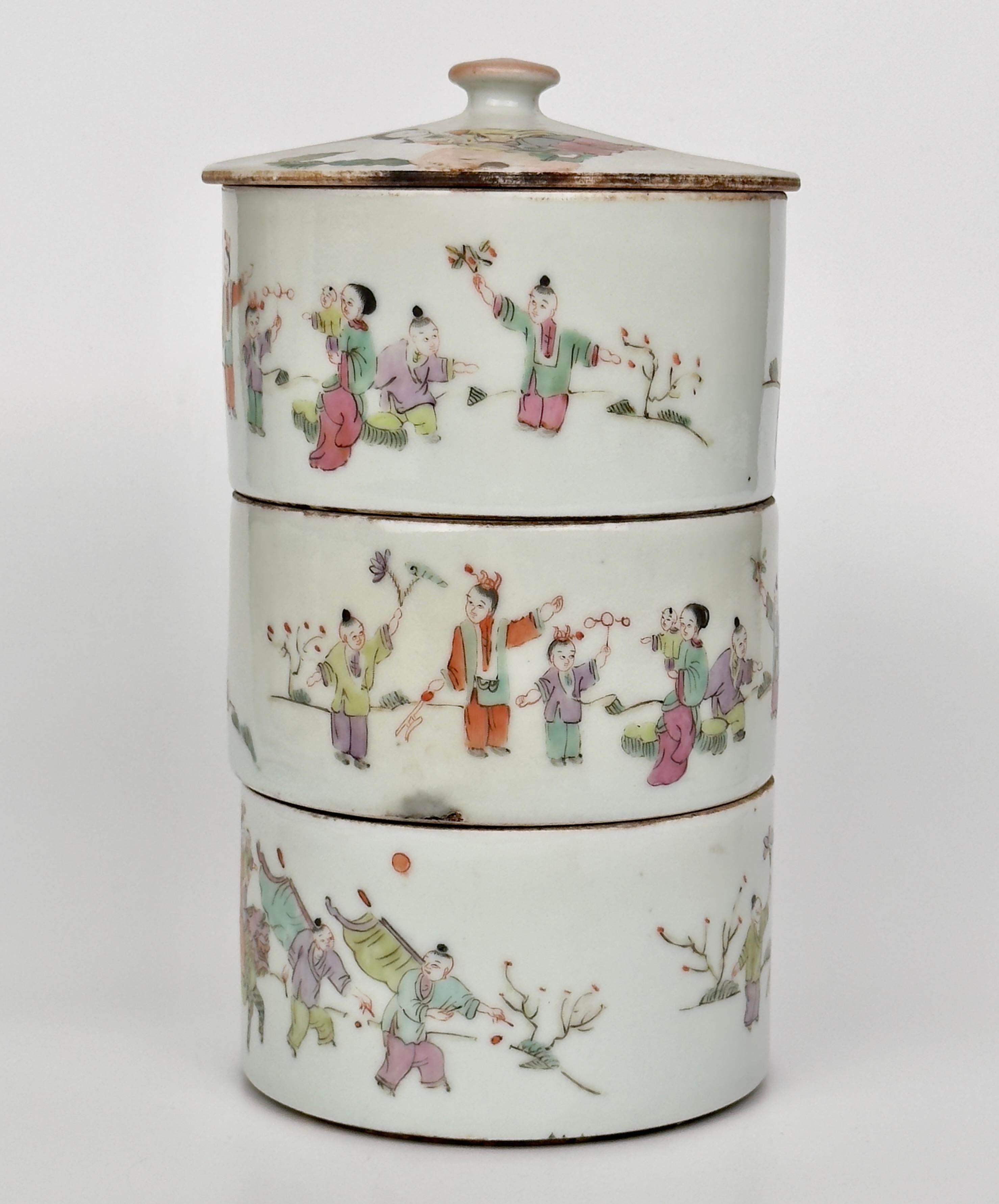Chinese Famille Rose Porcelain Stacking Box, Late Qing Period In Good Condition In seoul, KR