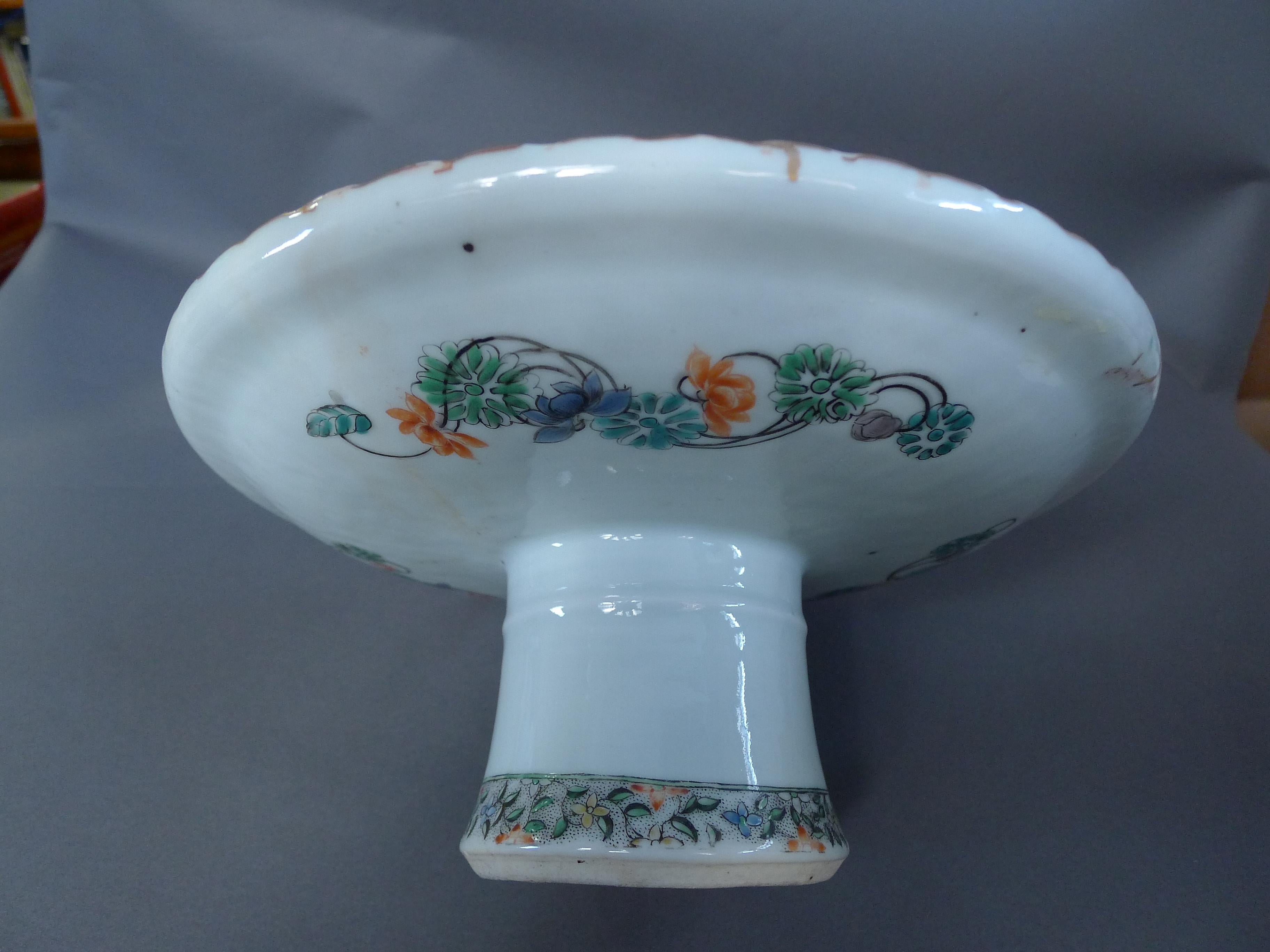 Tarza en porcelaine chinoise Famille Rose, plateau à jambes hautes, chargeur à jambes hautes, années 1820 en vente 5