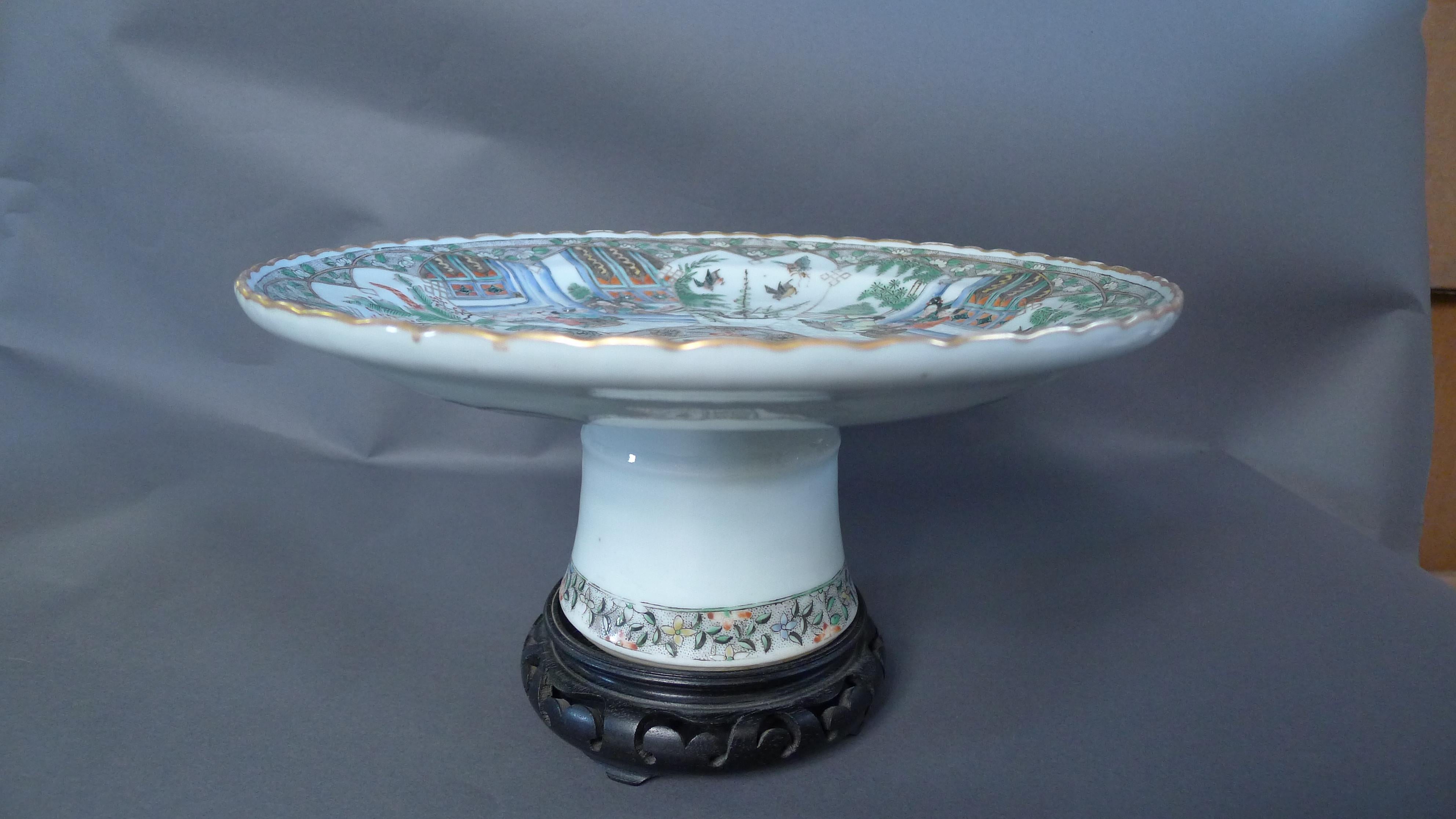 Tarza en porcelaine chinoise de la Famille rose, plat à pied haut, chargeur à pied haut, années 1820.

 