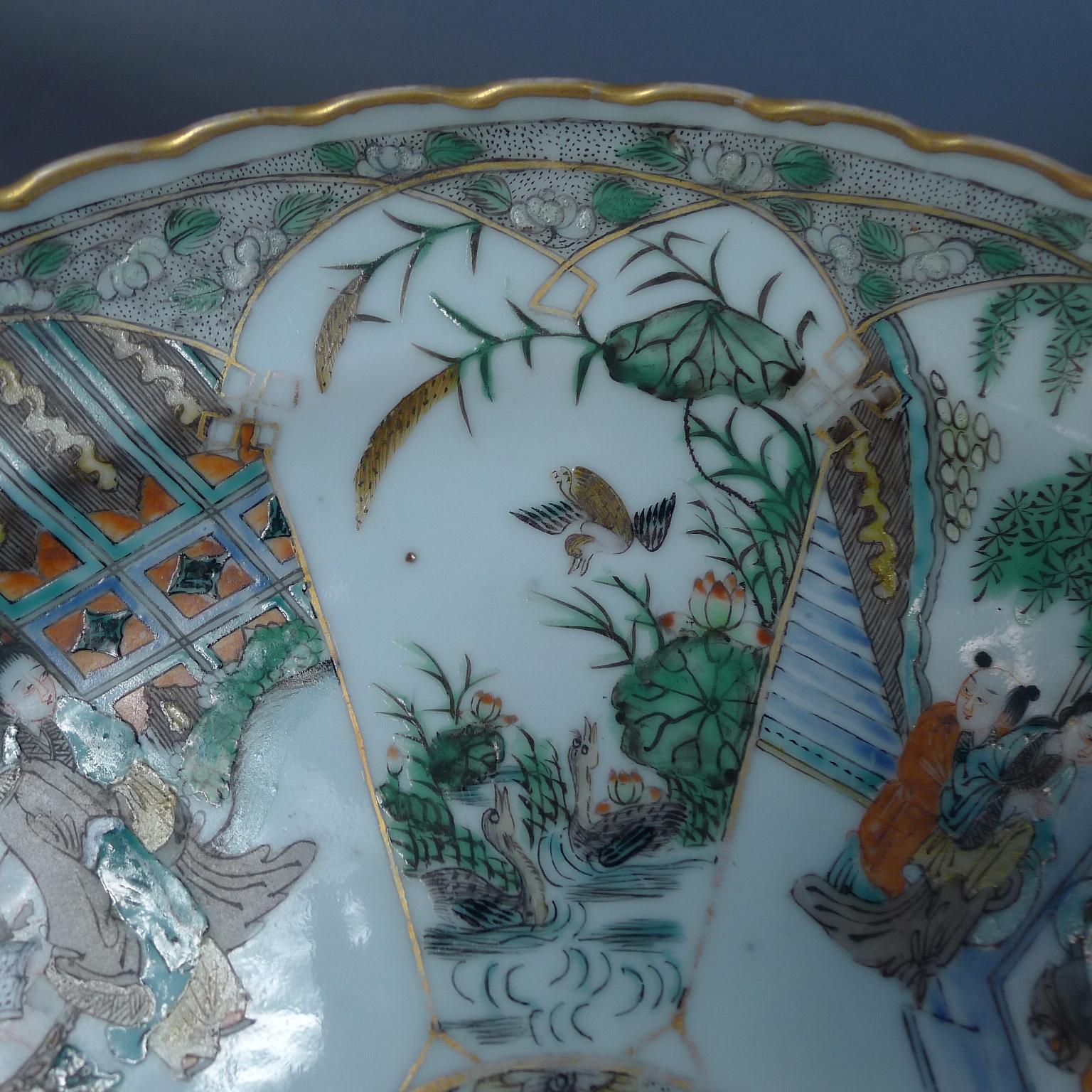 XIXe siècle Tarza en porcelaine chinoise Famille Rose, plateau à jambes hautes, chargeur à jambes hautes, années 1820 en vente
