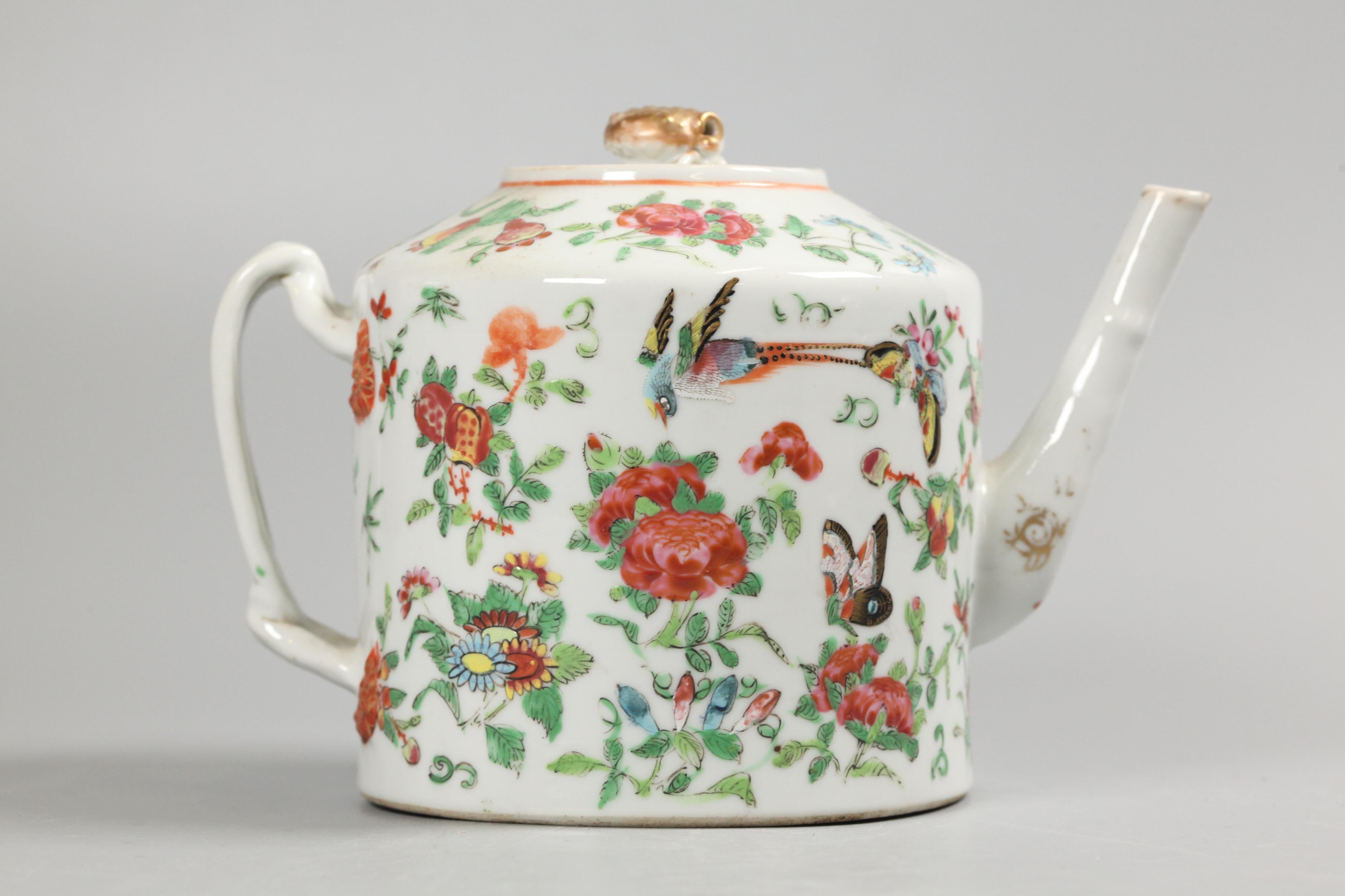 Chinesische Famille-Rose-Porzellan-Teekanne, 19. Jh. im Zustand „Gut“ im Angebot in New York, NY