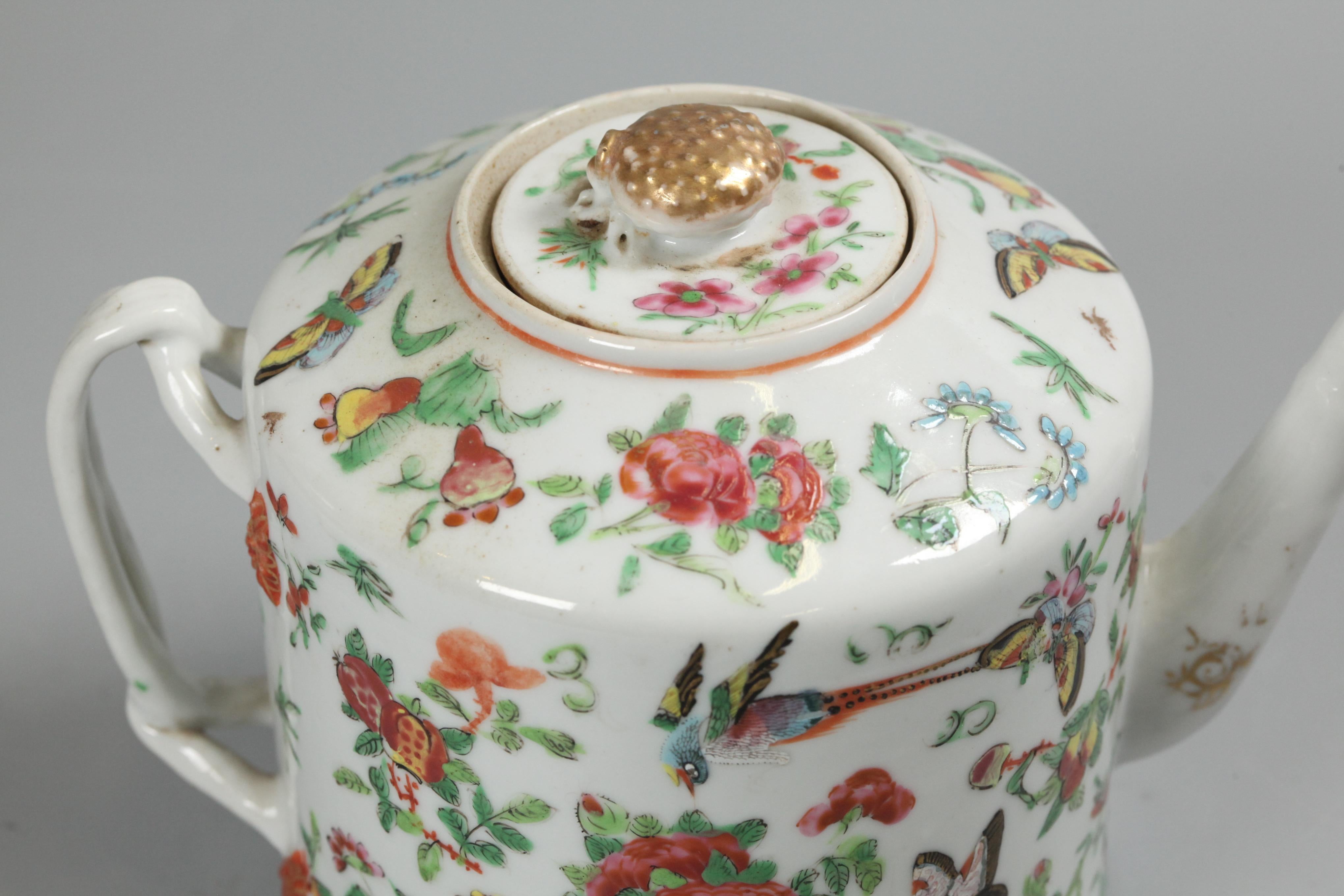 Chinesische Famille-Rose-Porzellan-Teekanne, 19. Jh. im Angebot 1