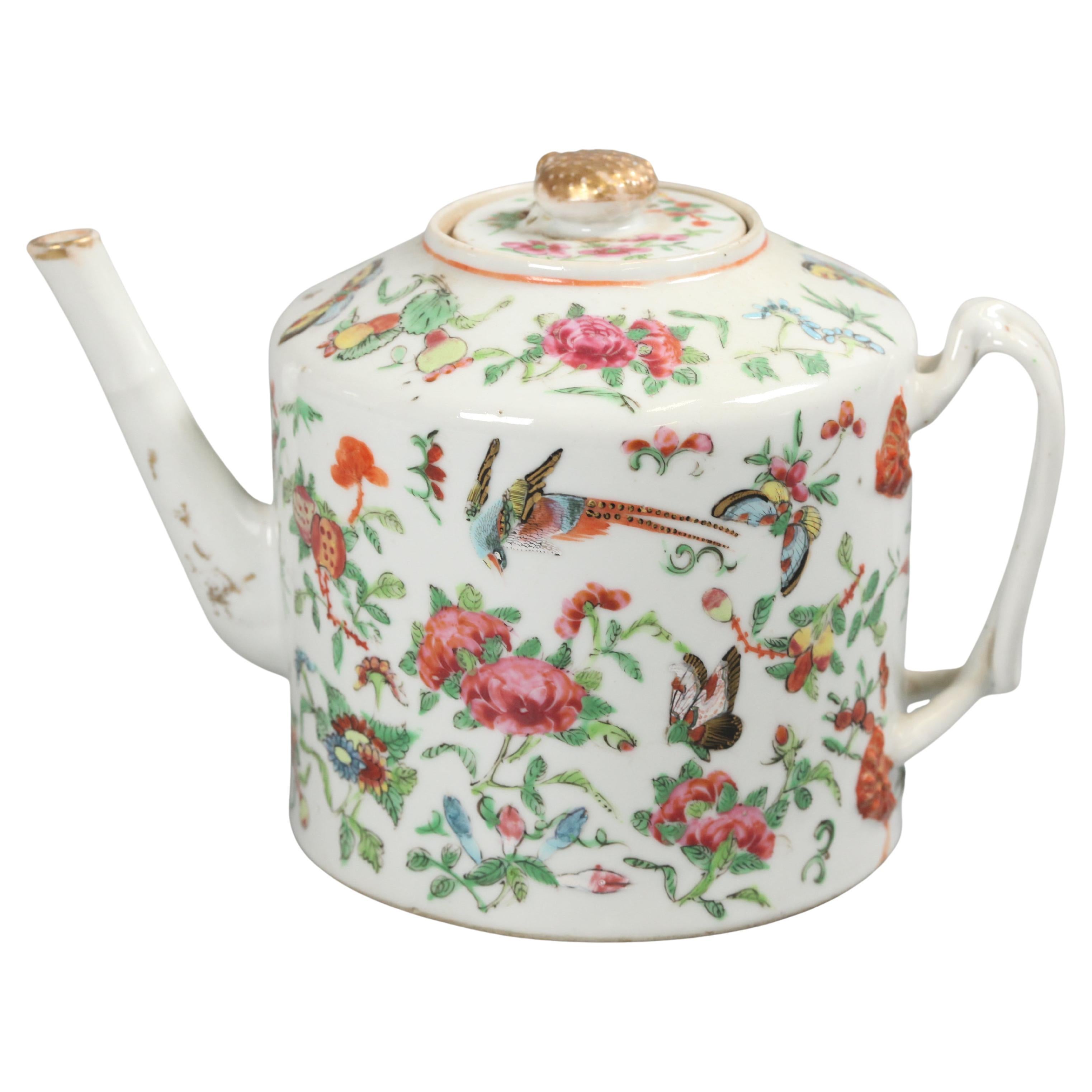 Chinesische Famille-Rose-Porzellan-Teekanne, 19. Jh.