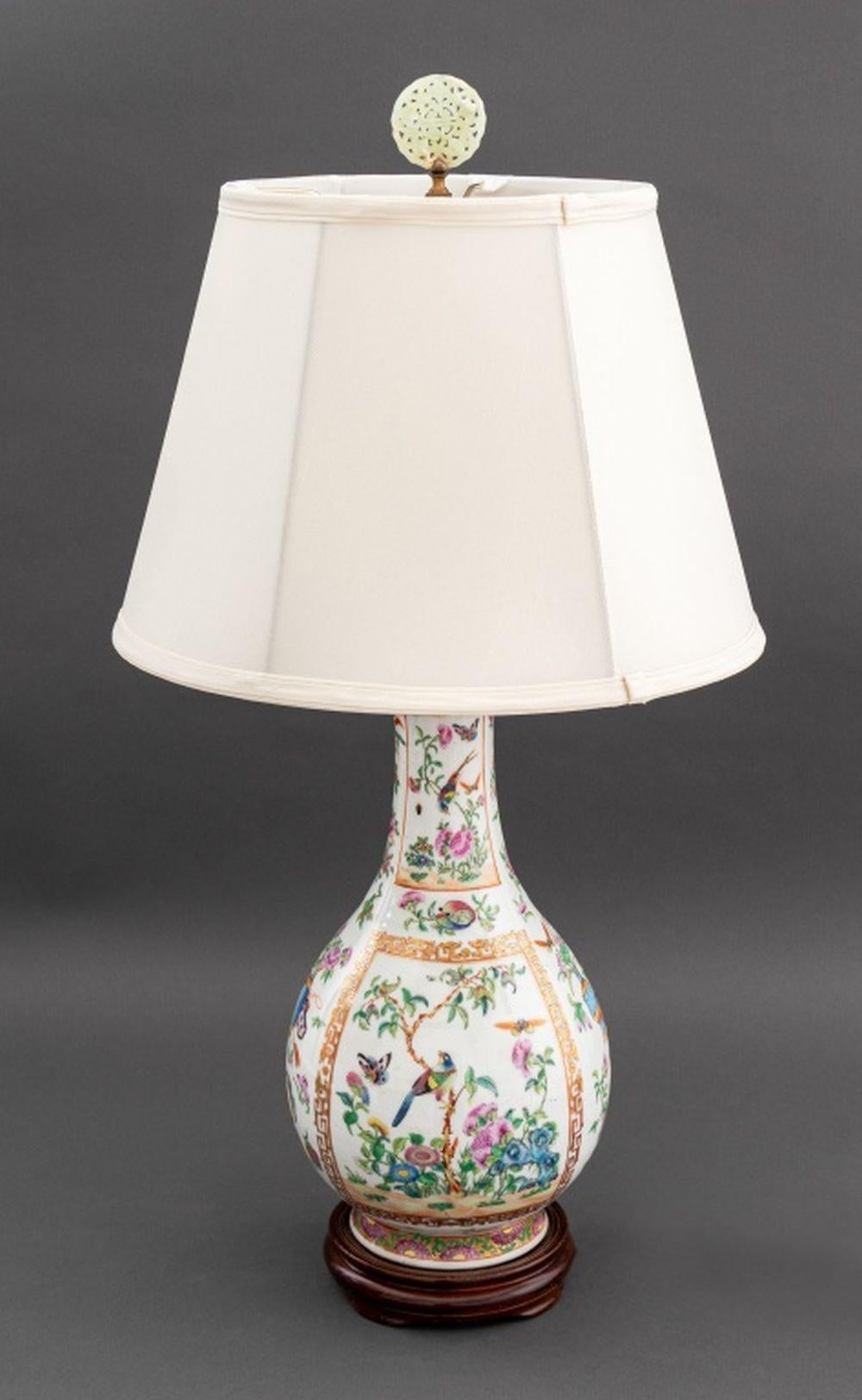 Jarrón de porcelana china Famille Rose como lámpara, con  Remate de piedra dura tallada, decoración de insectos, pájaros y flores montado sobre base de madera. 27,75