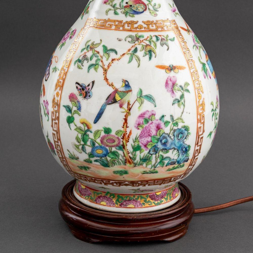 Jarrón de porcelana china Famille Rose como lámpara Qing en venta