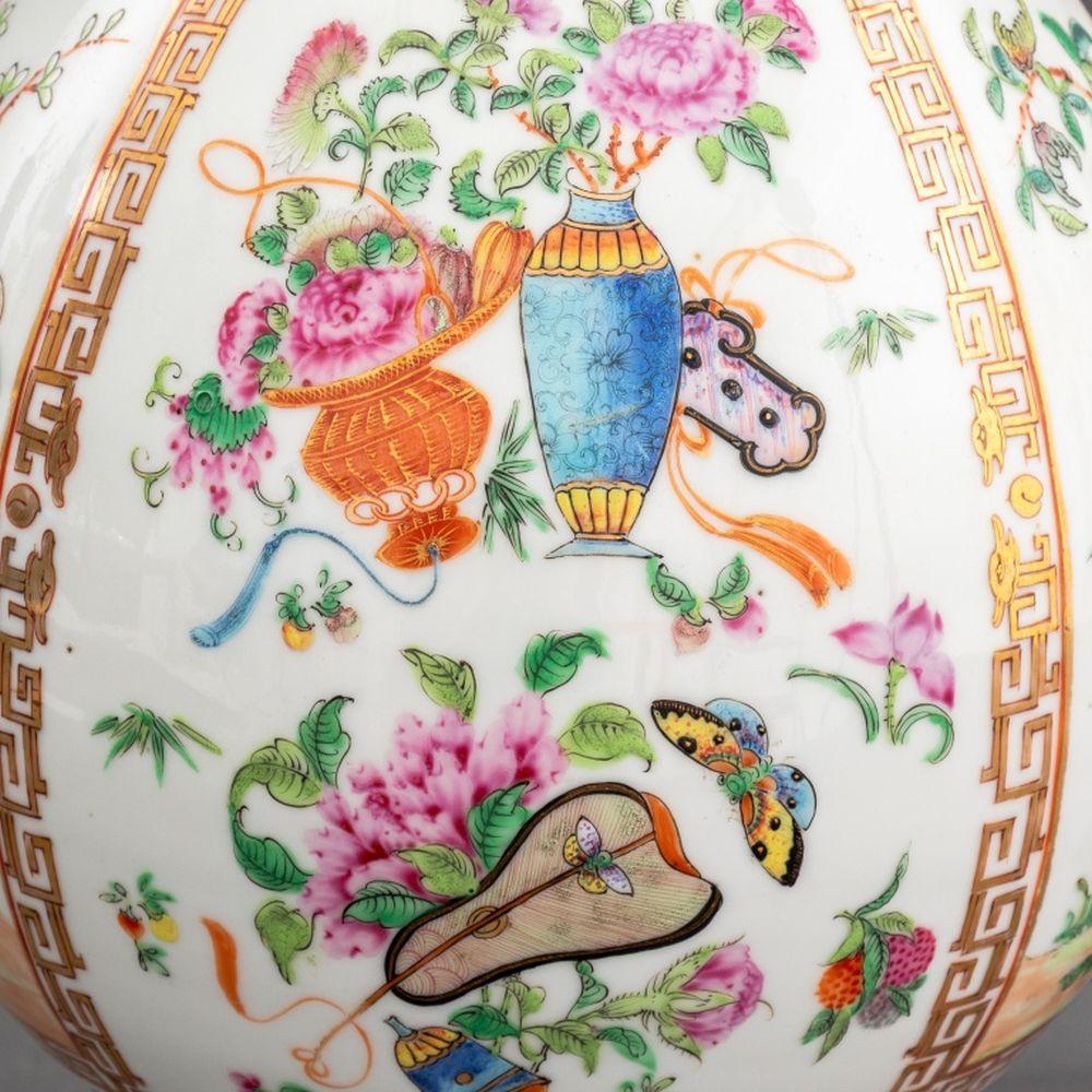 Jarrón de porcelana china Famille Rose como lámpara Chino en venta