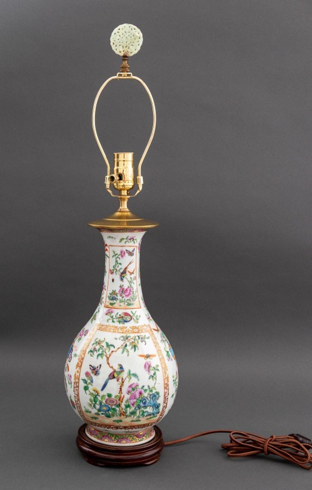 Jarrón de porcelana china Famille Rose como lámpara Tallado en venta