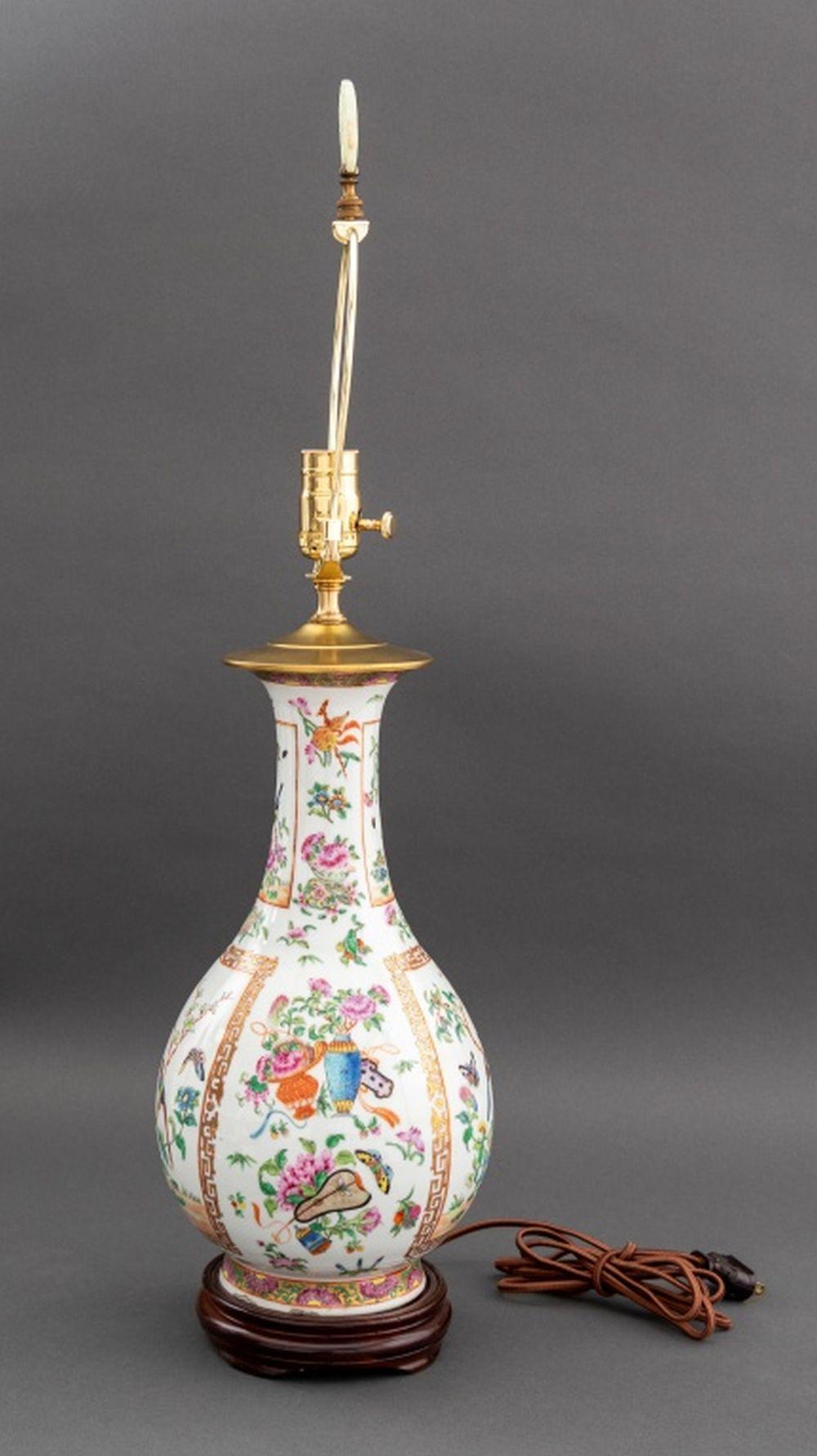 Jarrón de porcelana china Famille Rose como lámpara siglo XX en venta