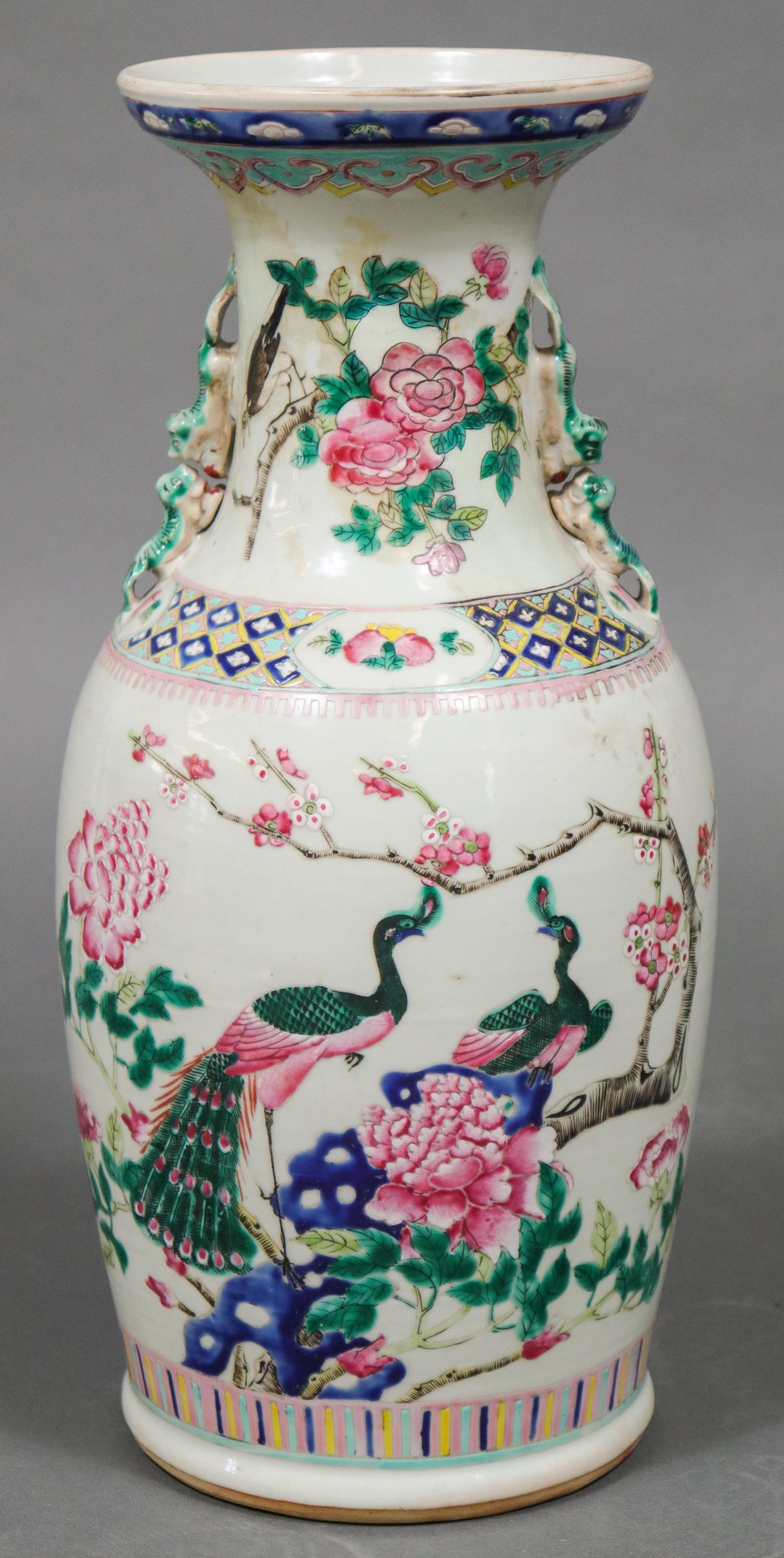 Vase chinois de la famille rose, le corps peint à la main représentant des paons et des vases, les côtés avec des poignées de lion appliquées, 20e siècle.