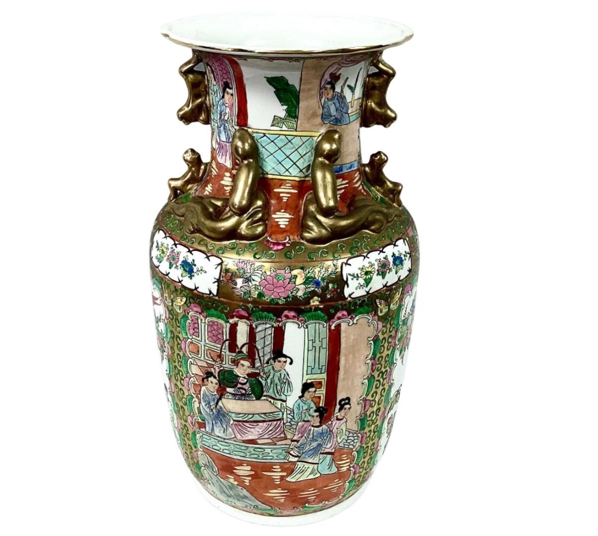 Chinese Famille Rose Porcelain Vase In Good Condition For Sale In Bradenton, FL