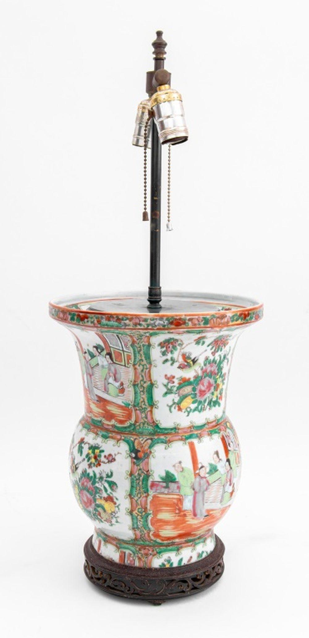 Vaso in porcellana Famille Rose cinese montato come lampada, con due luci, decorato con scene alternate di uccelli e fiori e scene figurative nei cortili dei palazzi, su base in legno intagliato. 26