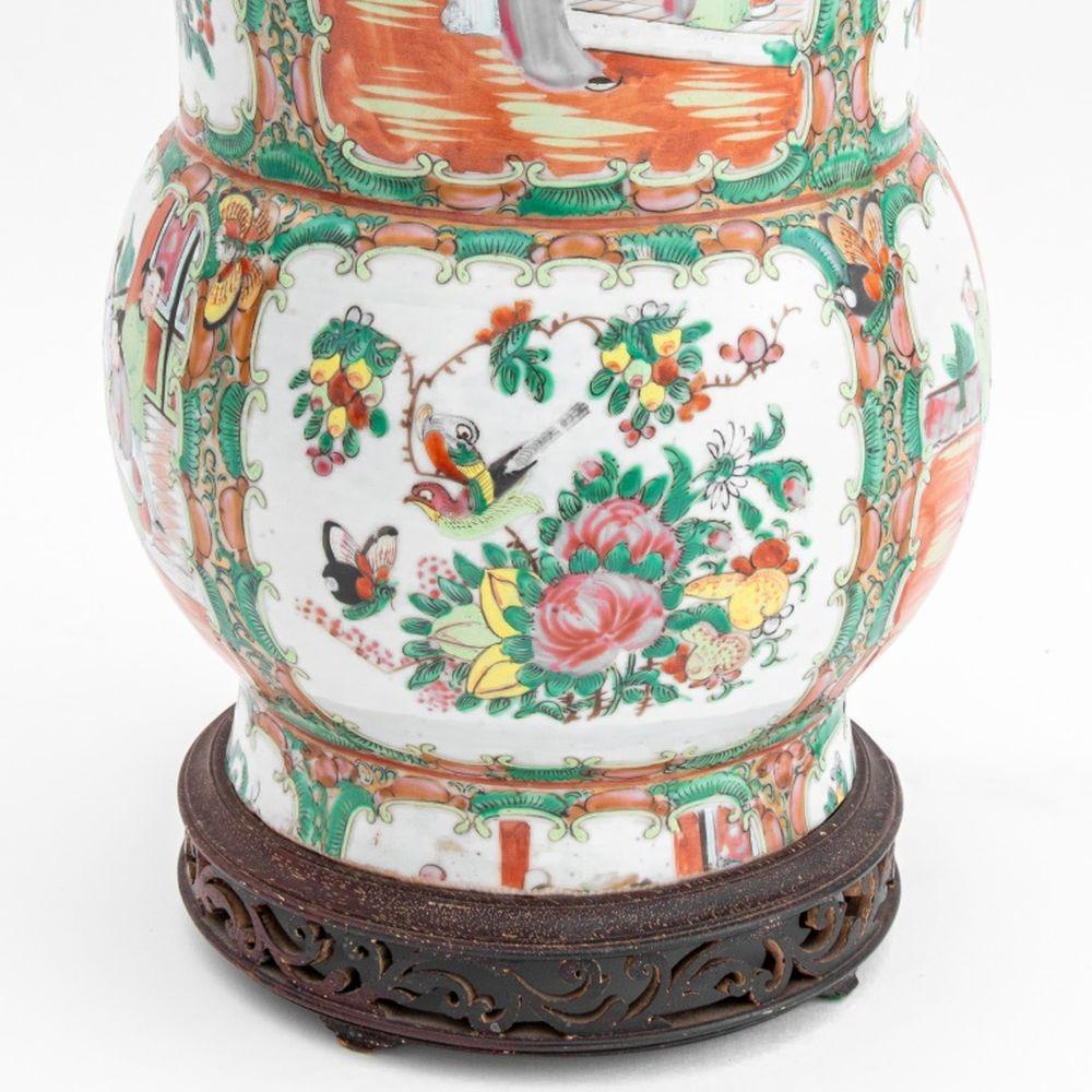 Lámpara montada en jarrón de porcelana china Famille Rose Chino en venta
