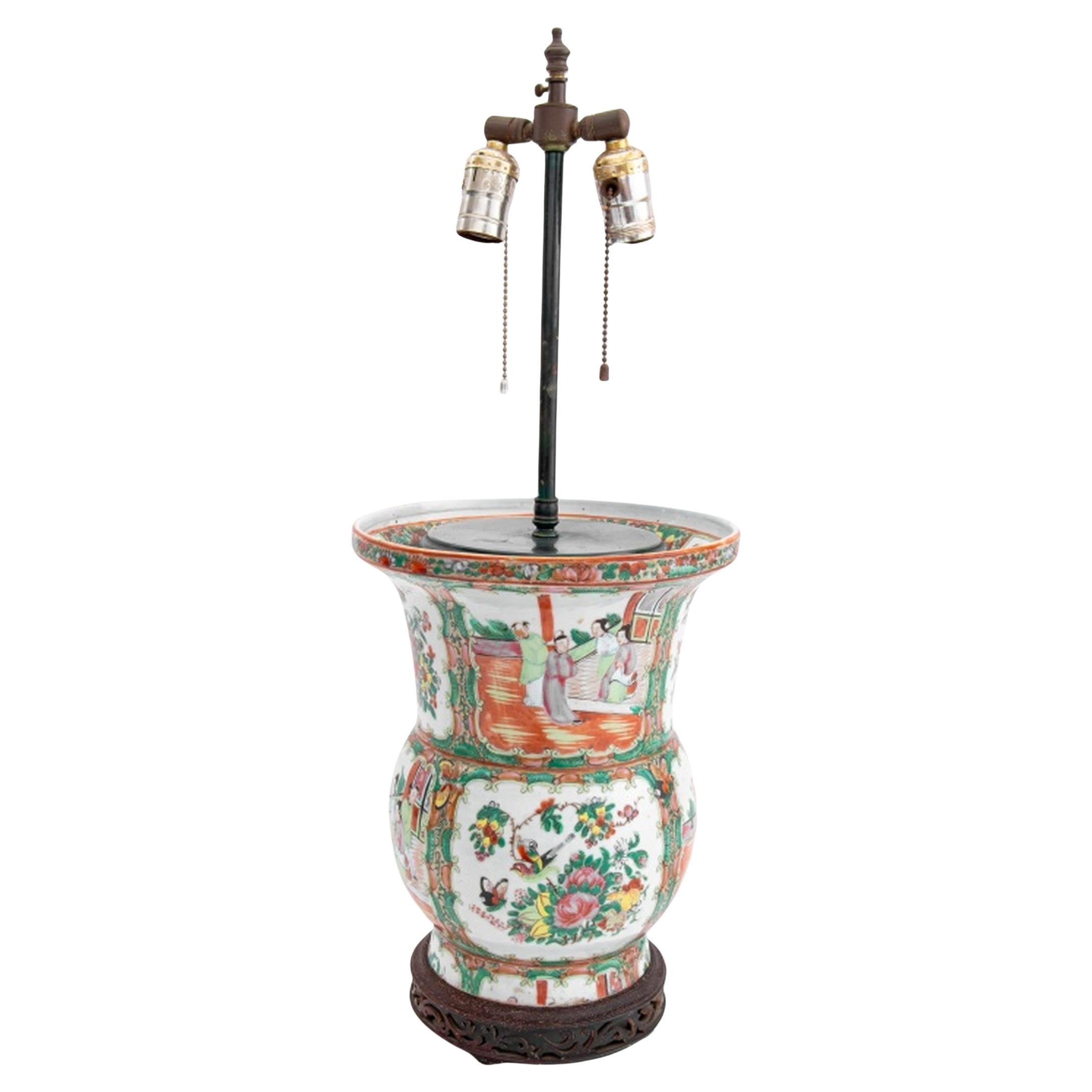 Lampada con vaso in porcellana Famille Rose cinese in vendita