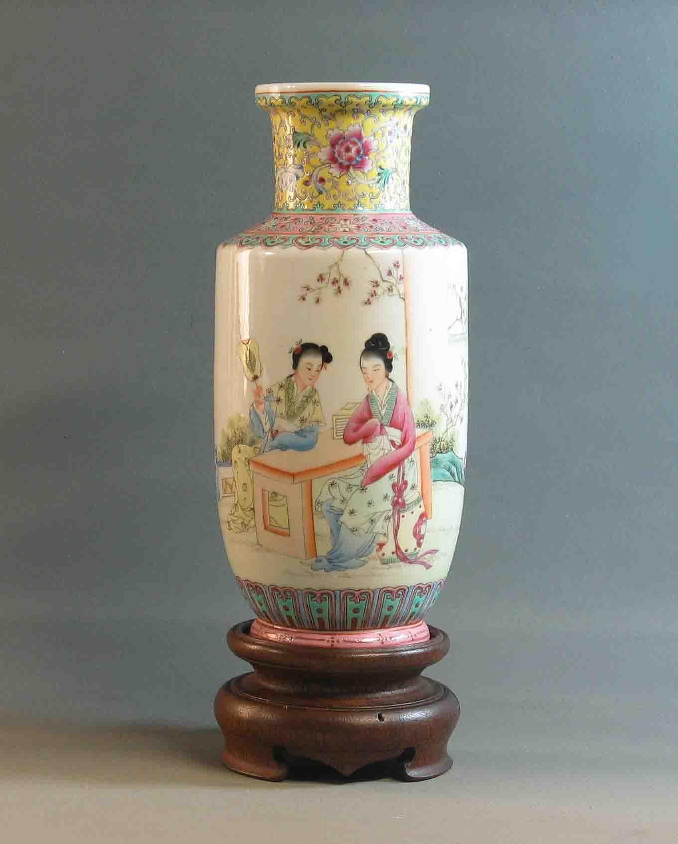 Chinese Famille Rose Rouleau Vase In Good Condition For Sale In Ottawa, Ontario