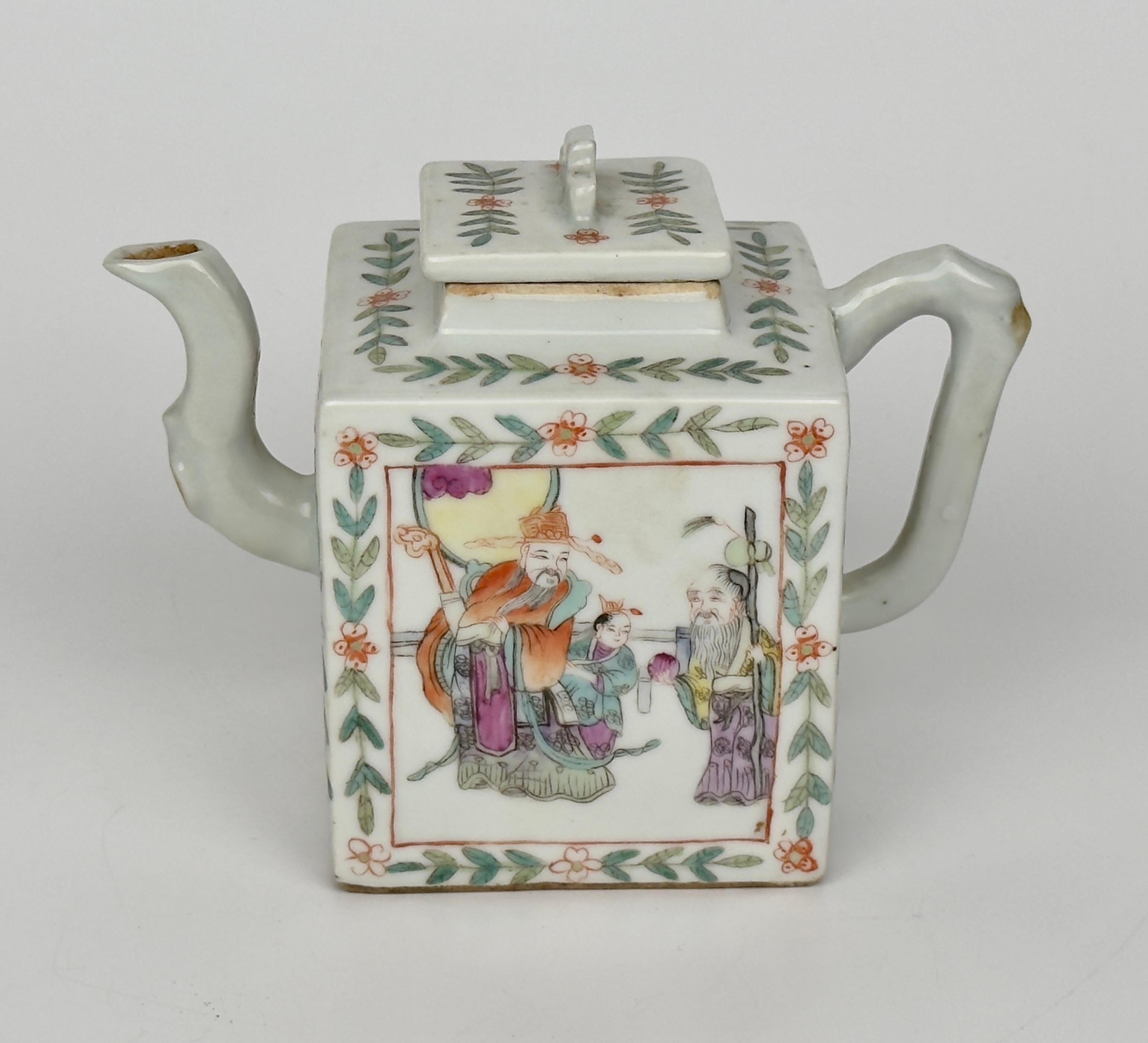 XIX secolo Vaso per teiera Famille Rose, tardo periodo Qing in vendita