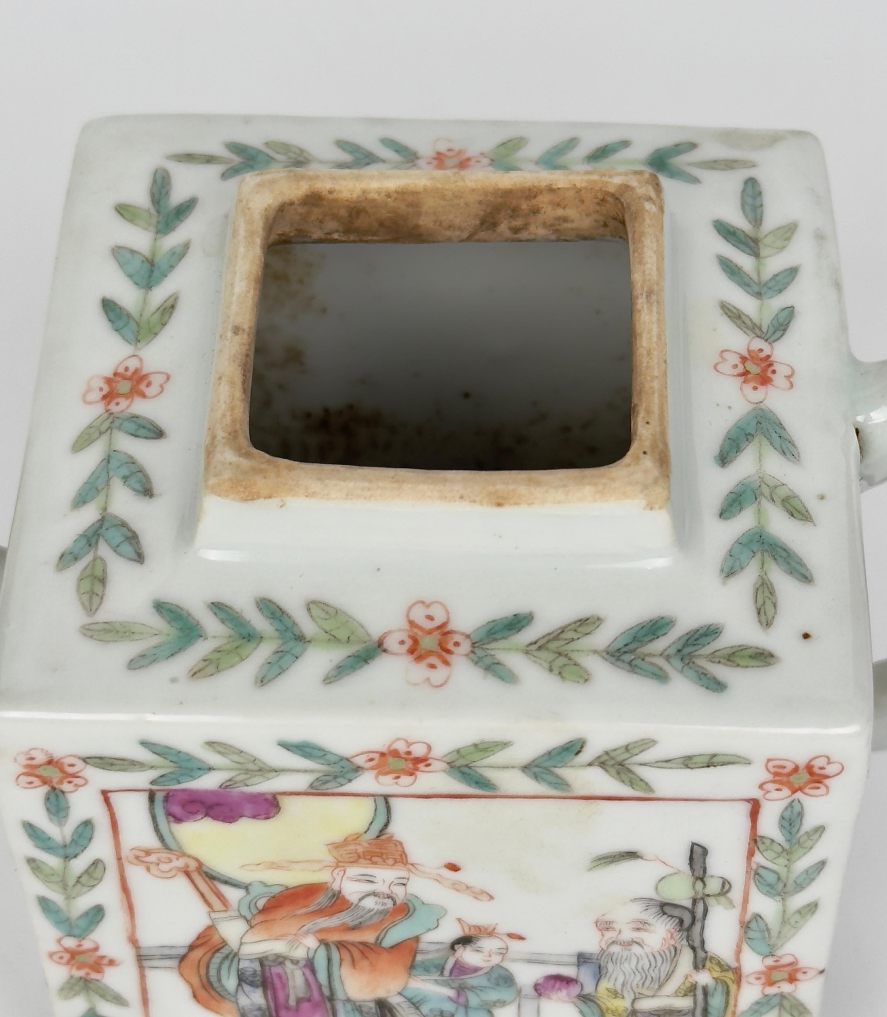 Ceramica Vaso per teiera Famille Rose, tardo periodo Qing in vendita