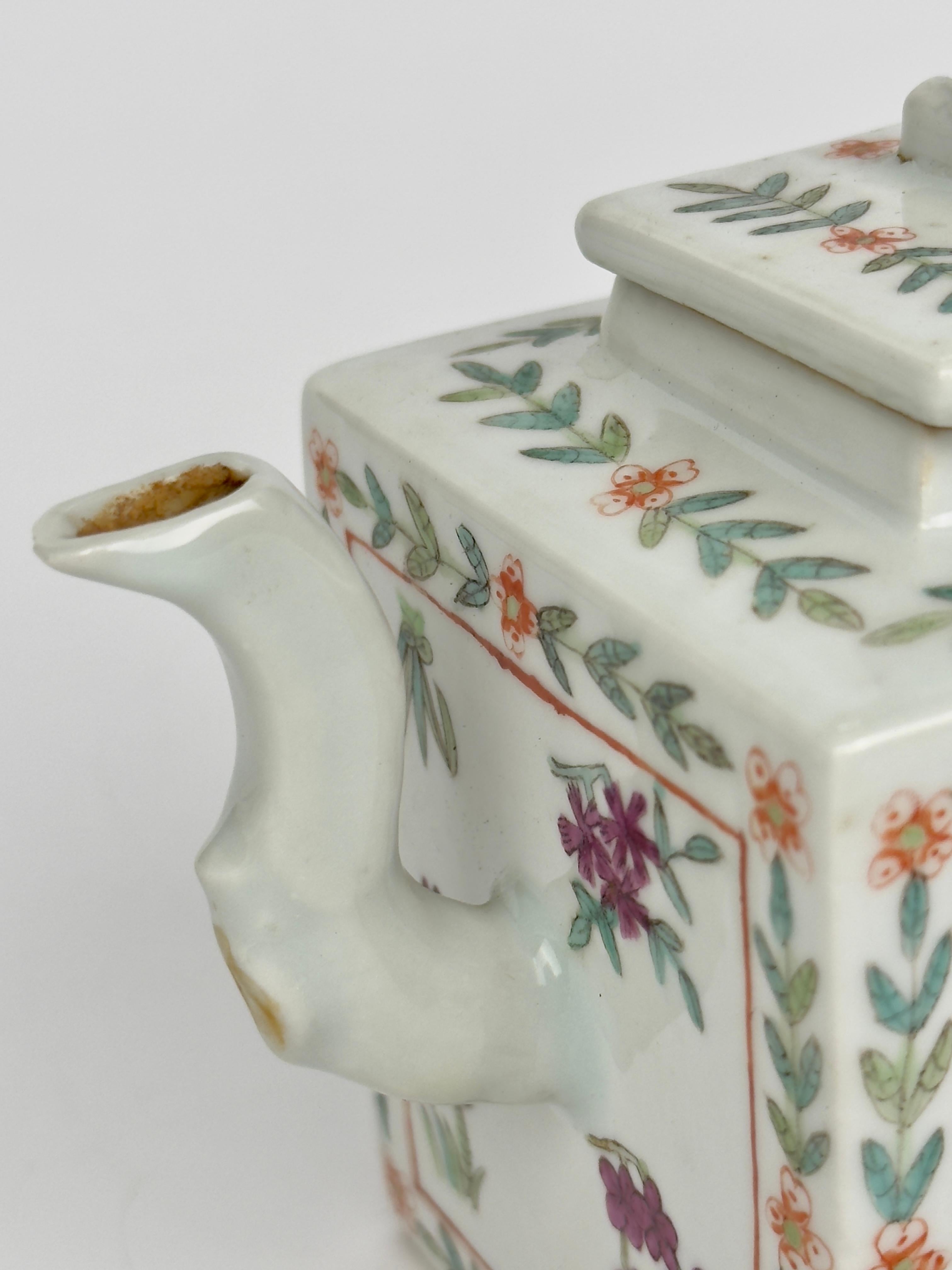 Vaso per teiera Famille Rose, tardo periodo Qing in vendita 1