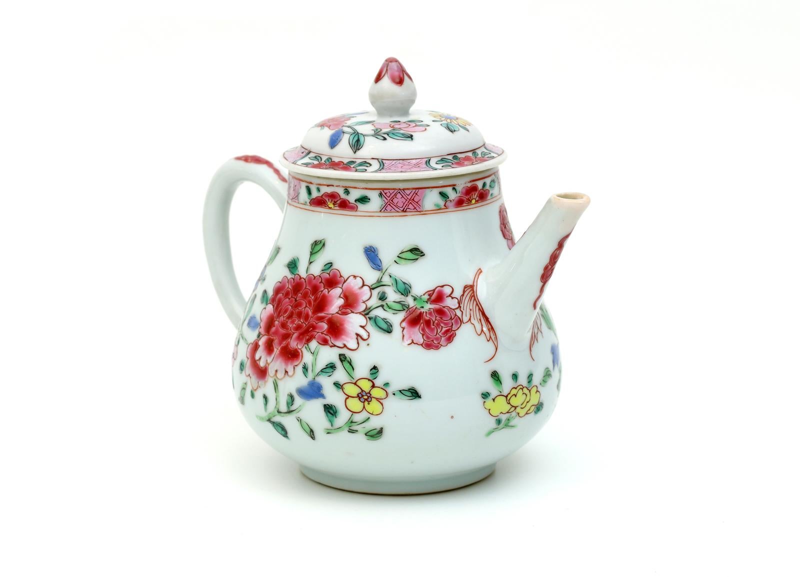 Chinese Famille Rose Teapot, Yongzheng Period (1723–1735) In Good Condition For Sale In Lisboa, PT