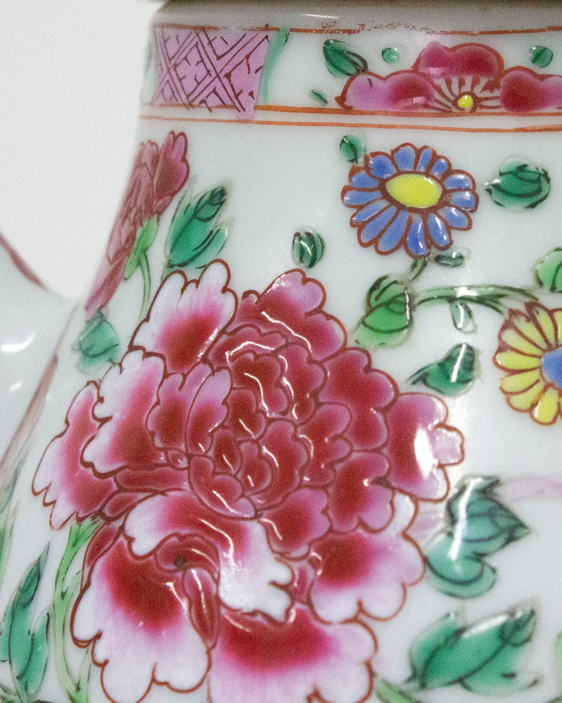 Chinese Famille Rose Teapot, Yongzheng Period (1723–1735) For Sale 1