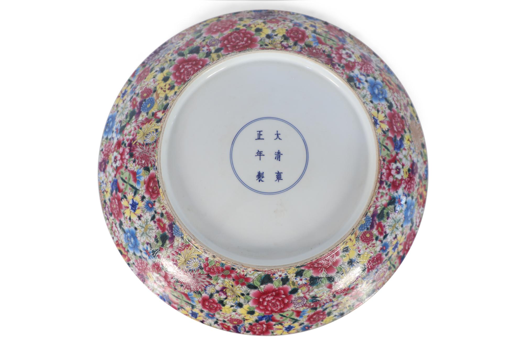 20ième siècle Centre de table chinois Famille Rose Thousand Flower Pattern en porcelaine peu profonde en vente