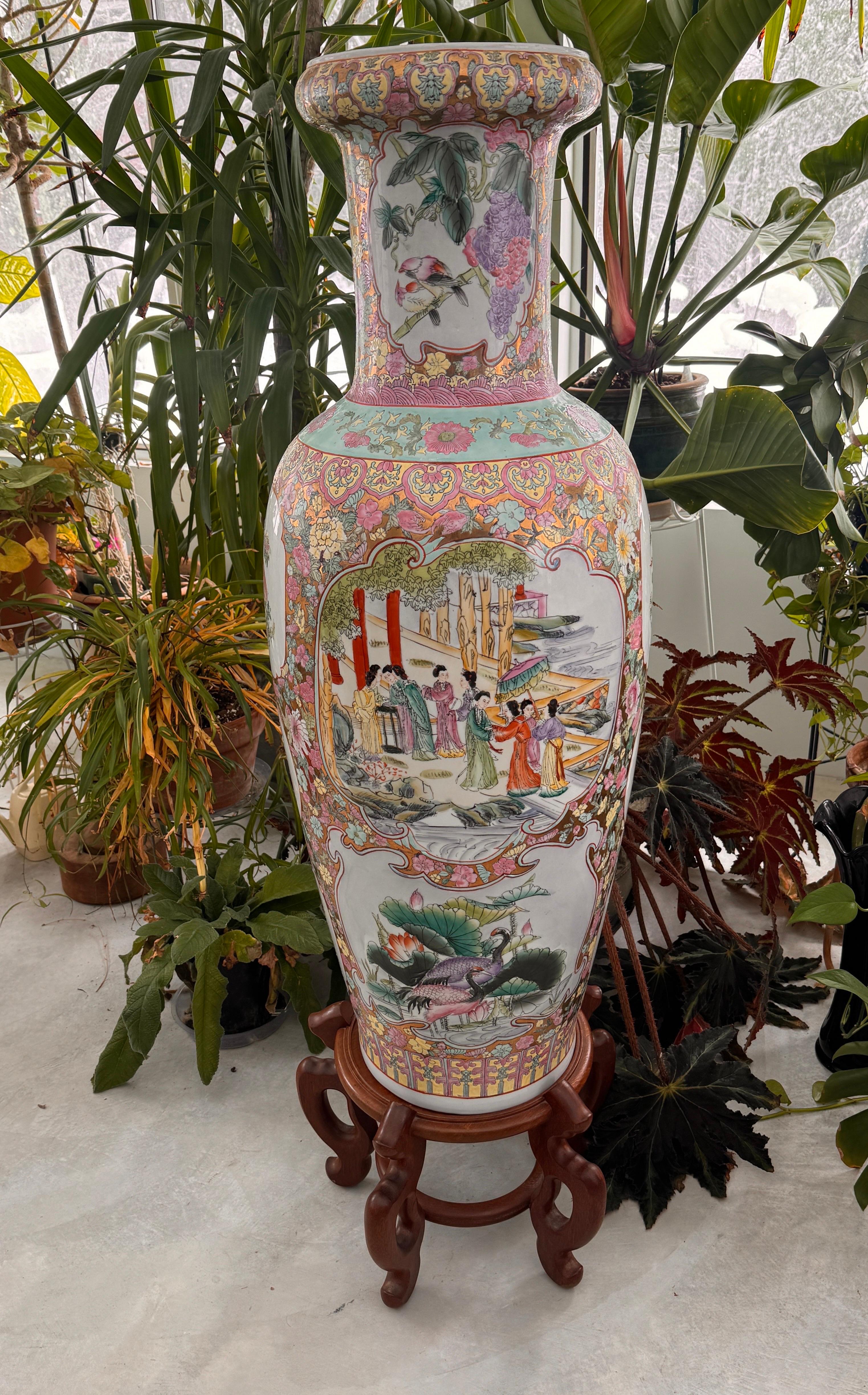 Este gran jarrón de porcelana china Famille Rose presenta un hermoso diseño multicolor. El jarrón está adornado con intrincados motivos figurativos, que muestran el arte tradicional chino. Fabricado en porcelana de alta calidad, este jarrón de