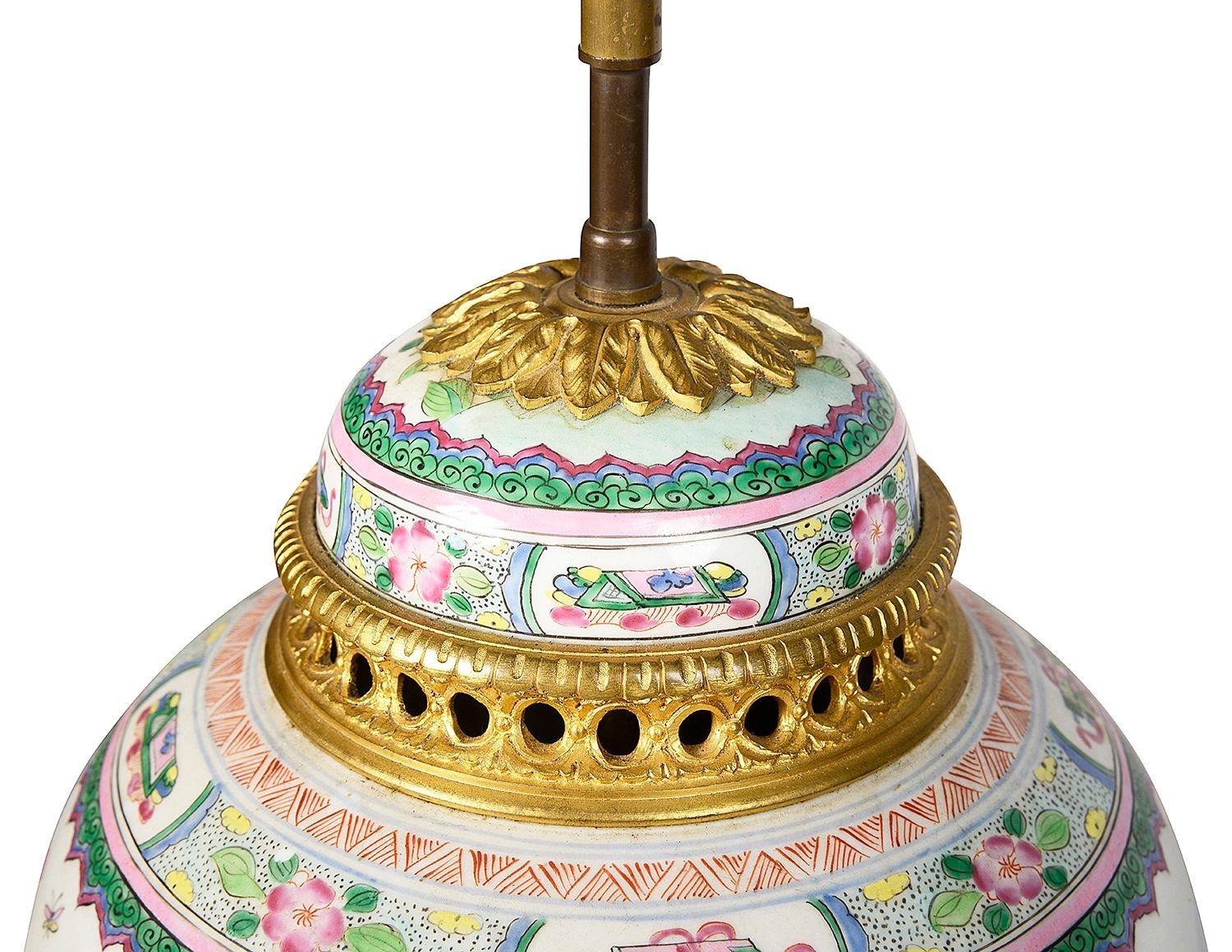 Peint à la main Vase / lampe de la famille rose chinoise, vers 1880 en vente