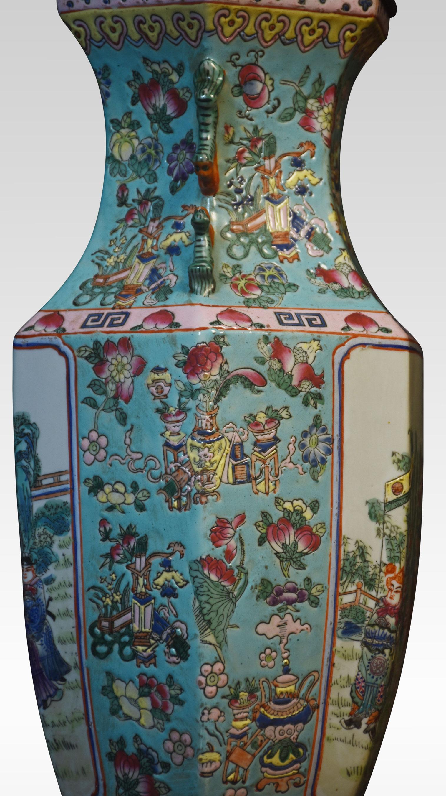Lampe-vase chinoise de la famille rose avec des montures françaises en laiton doré, le vase de forme hexagonale avec des poignées de lion bouddhiste affrontées, les deux panneaux représentant des scènes de cour.
Dimensions
Hauteur 31.5