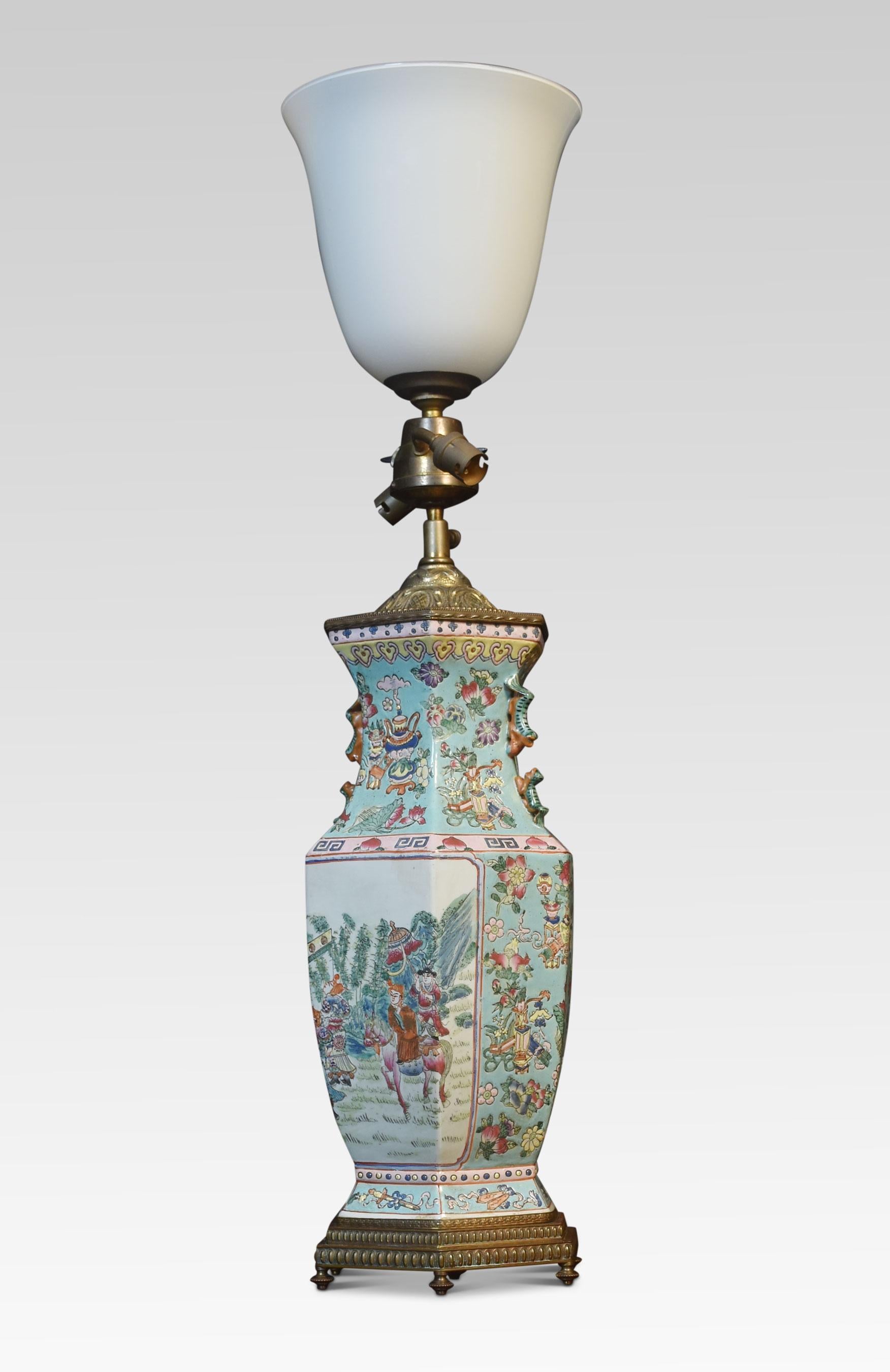 Porcelaine Lampe vase rose de la famille chinoise en vente