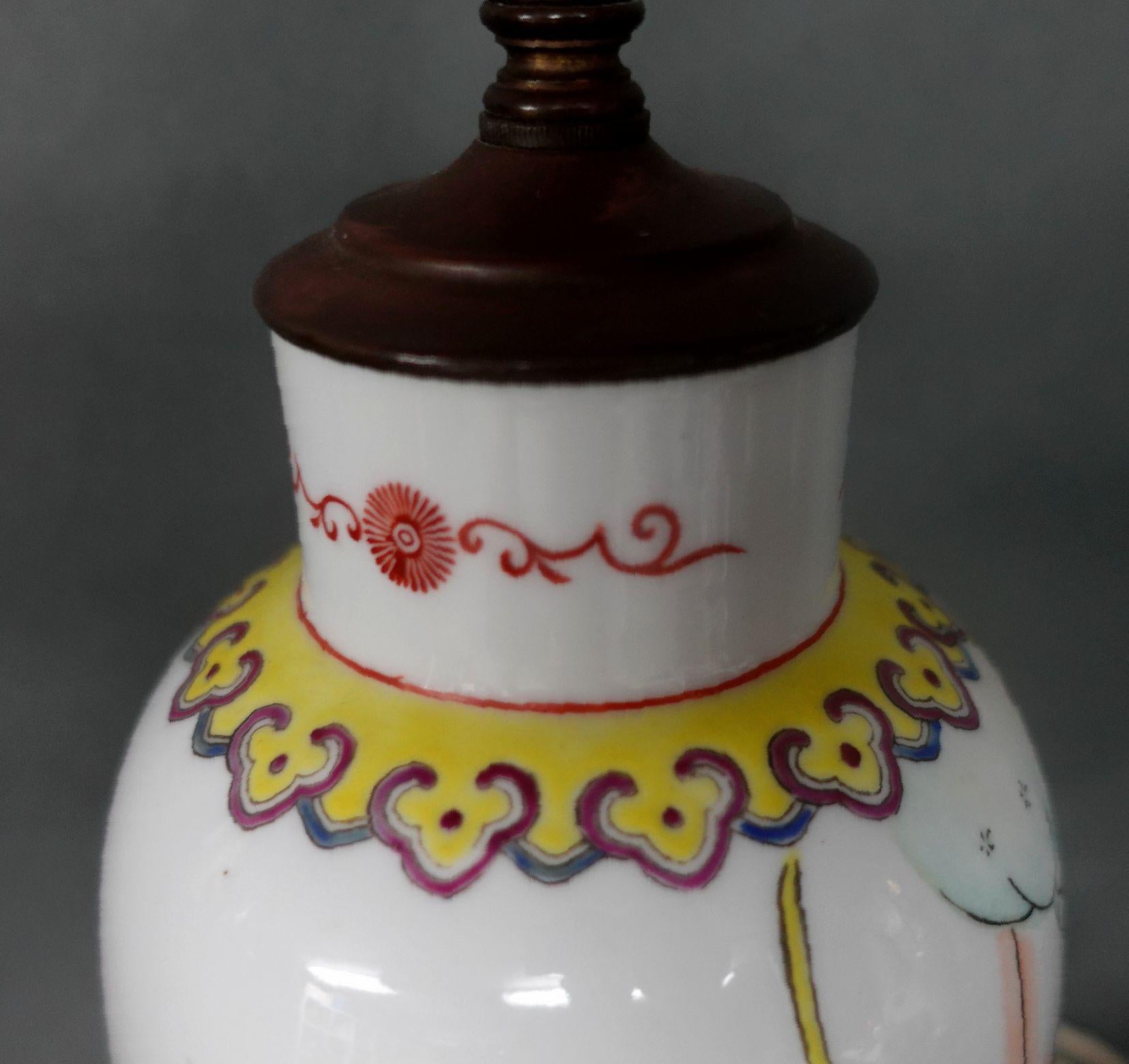 Chinesische Famille-Rose-Vase als Lampe montiert im Angebot 6