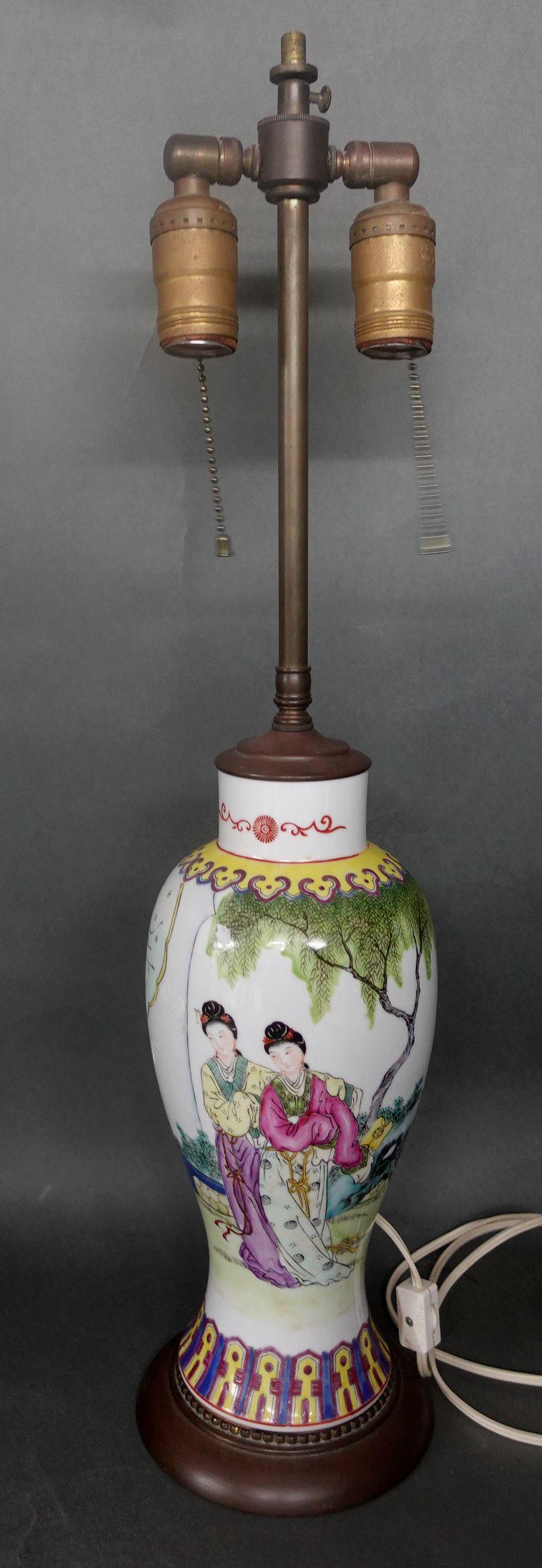 Chinesische Famille-Rose-Vase als Lampe montiert
Gesamthöhe: 24,5