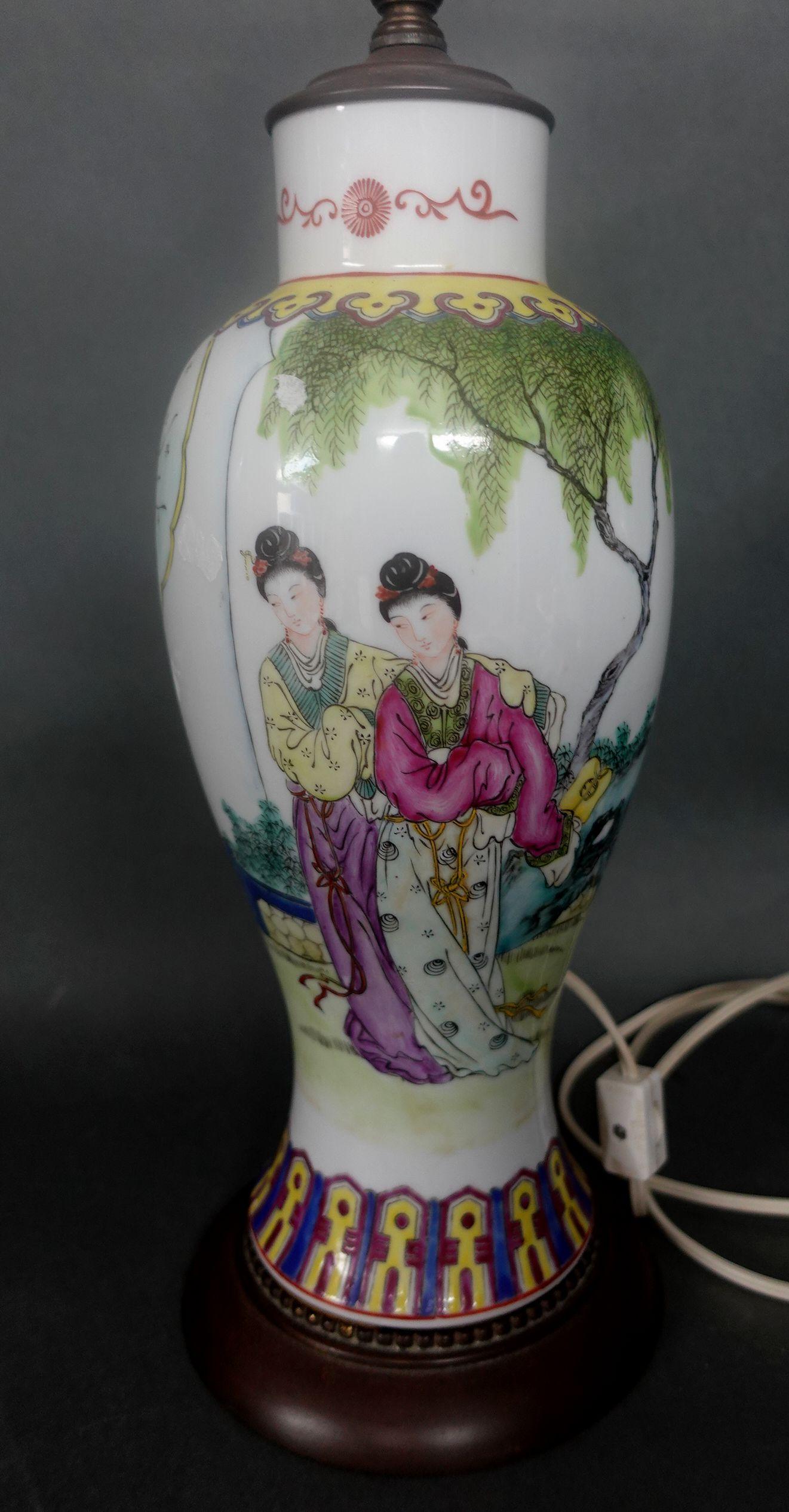 Chinesische Famille-Rose-Vase als Lampe montiert (Handgefertigt) im Angebot