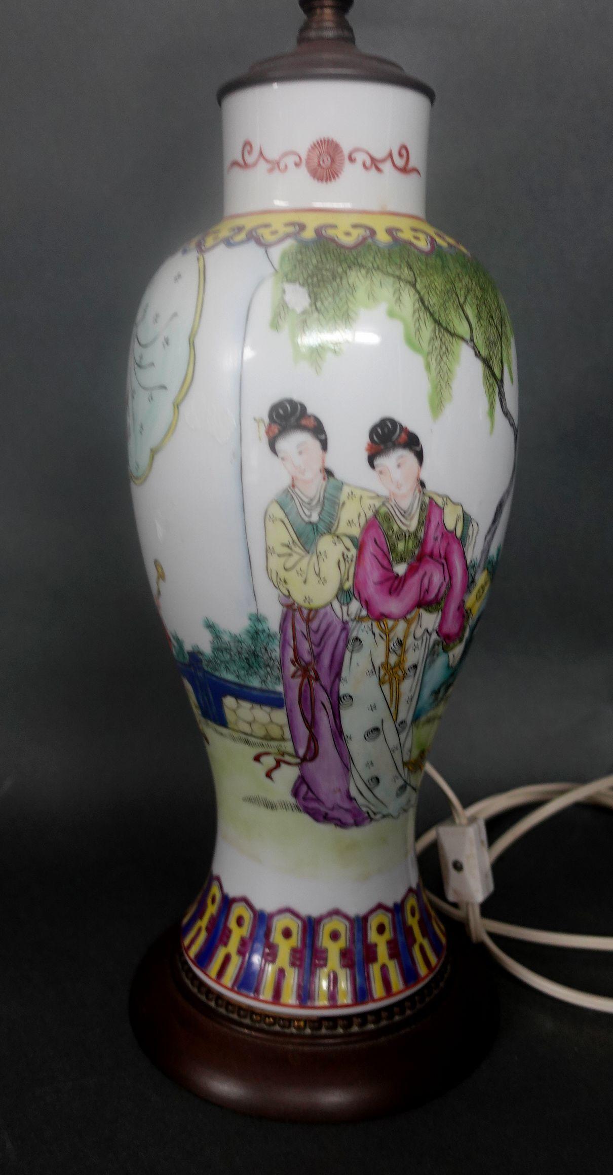 Chinesische Famille-Rose-Vase als Lampe montiert im Zustand „Gut“ im Angebot in Norton, MA
