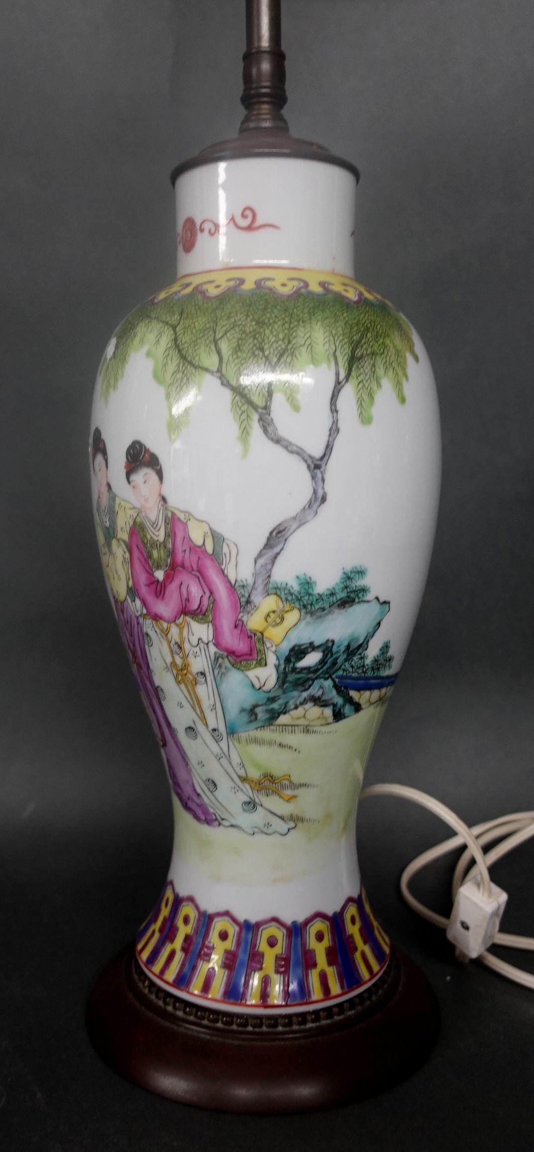 Chinesische Famille-Rose-Vase als Lampe montiert (Messing) im Angebot