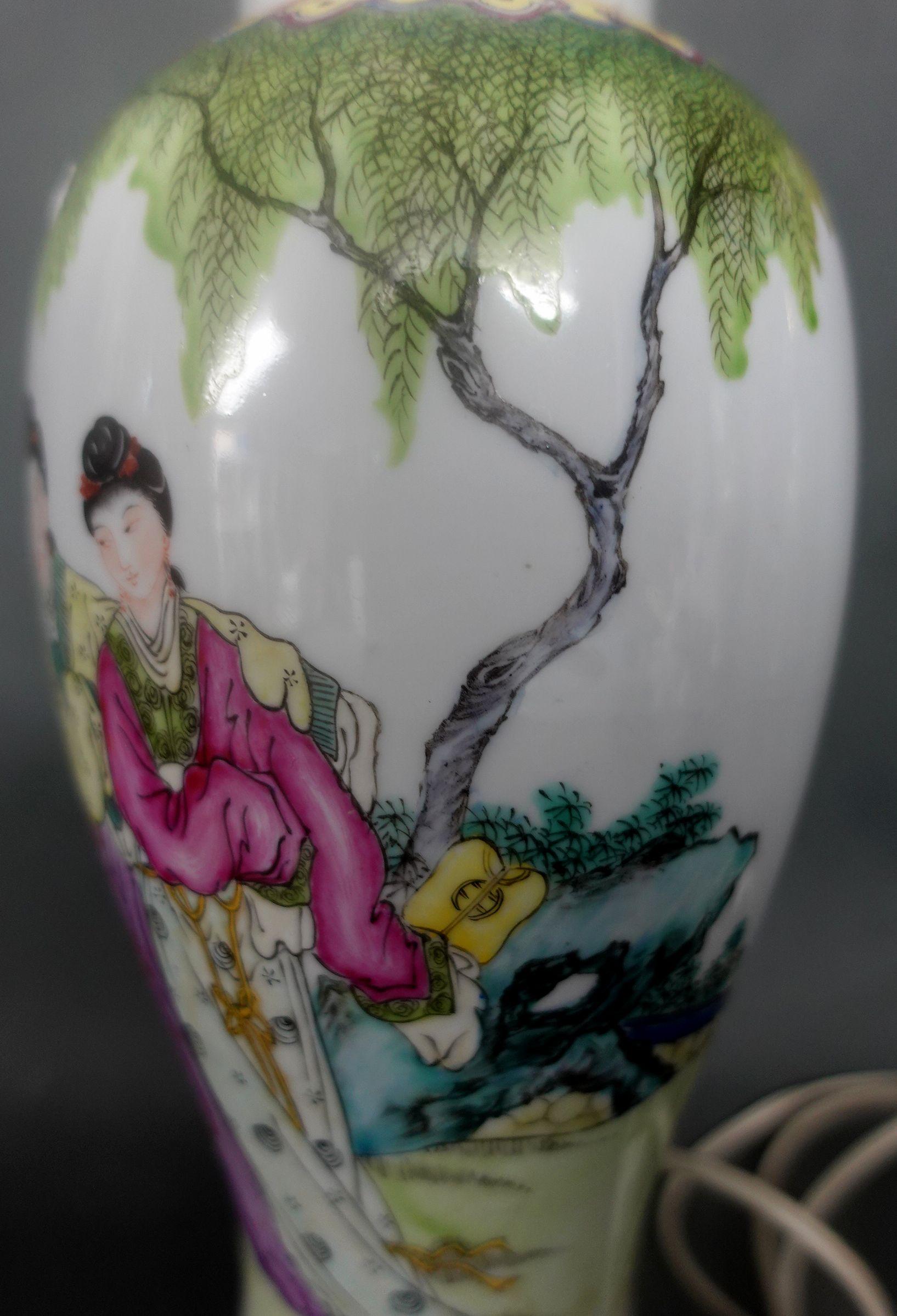 Chinesische Famille-Rose-Vase als Lampe montiert im Angebot 1