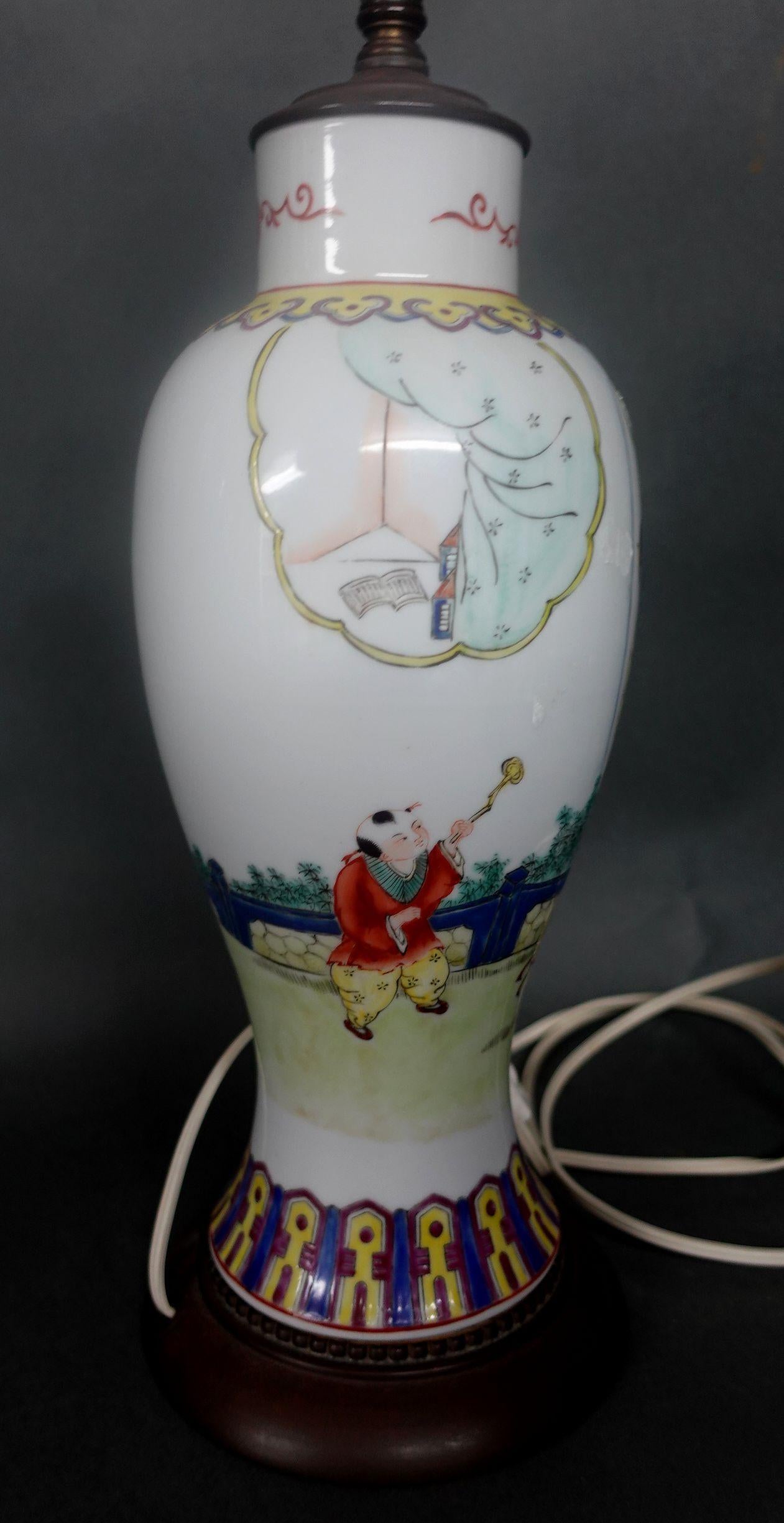 Chinesische Famille-Rose-Vase als Lampe montiert im Angebot 3