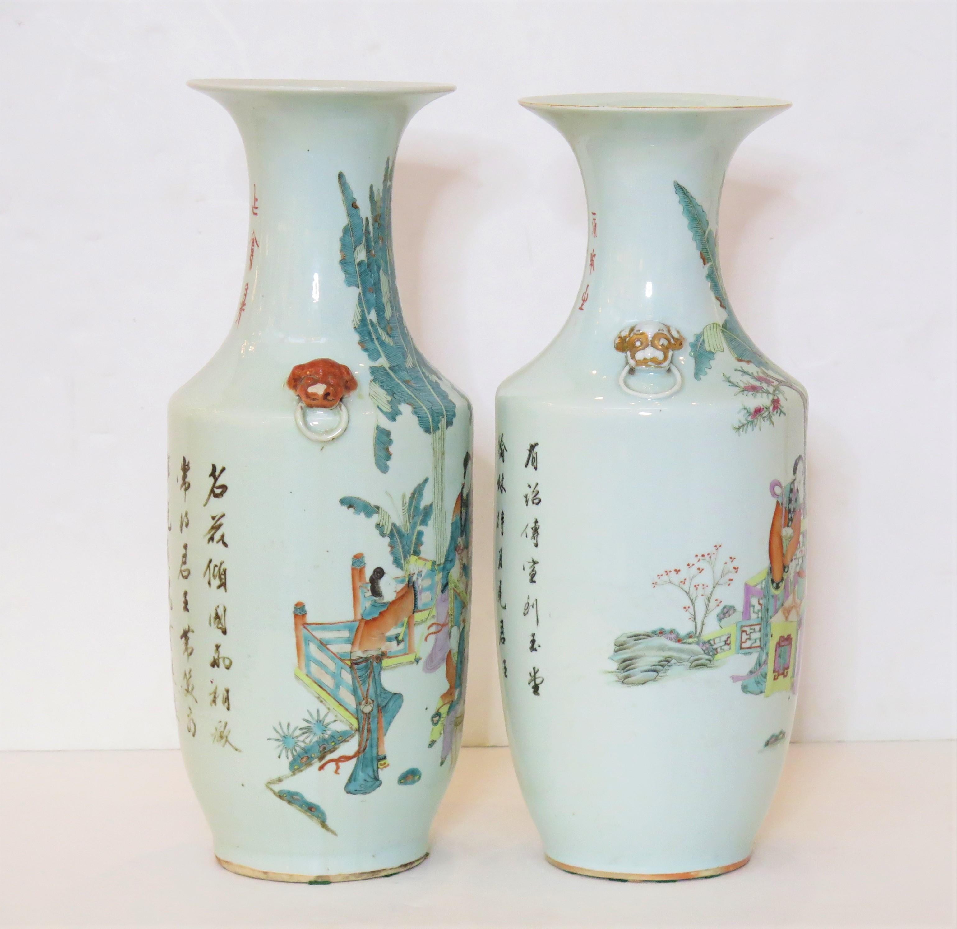 Chinesische Famille-Rose-Vasen, sehr ähnlich / fast ein Paar, beachten Sie die unterschiedlichen Griffe der Löwenmaske (eine vergoldet, eine orange) und den leichten Höhenunterschied, orange, rosa und grüne Farbpalette auf weißem Grund, China, Ende