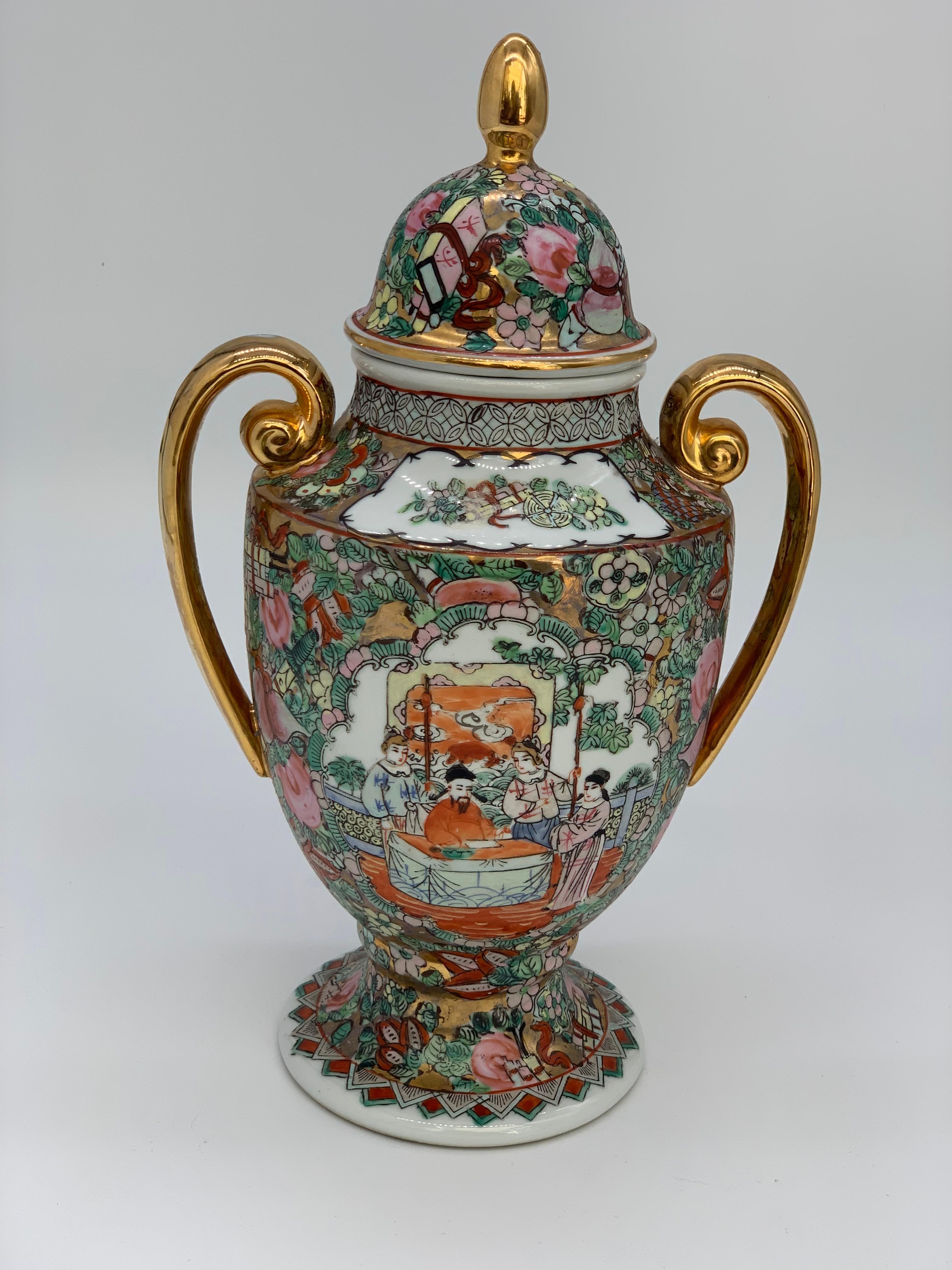 Vases chinois de la famille rose avec poignées dorées Scènes figuratives du 19e siècle en vente 4