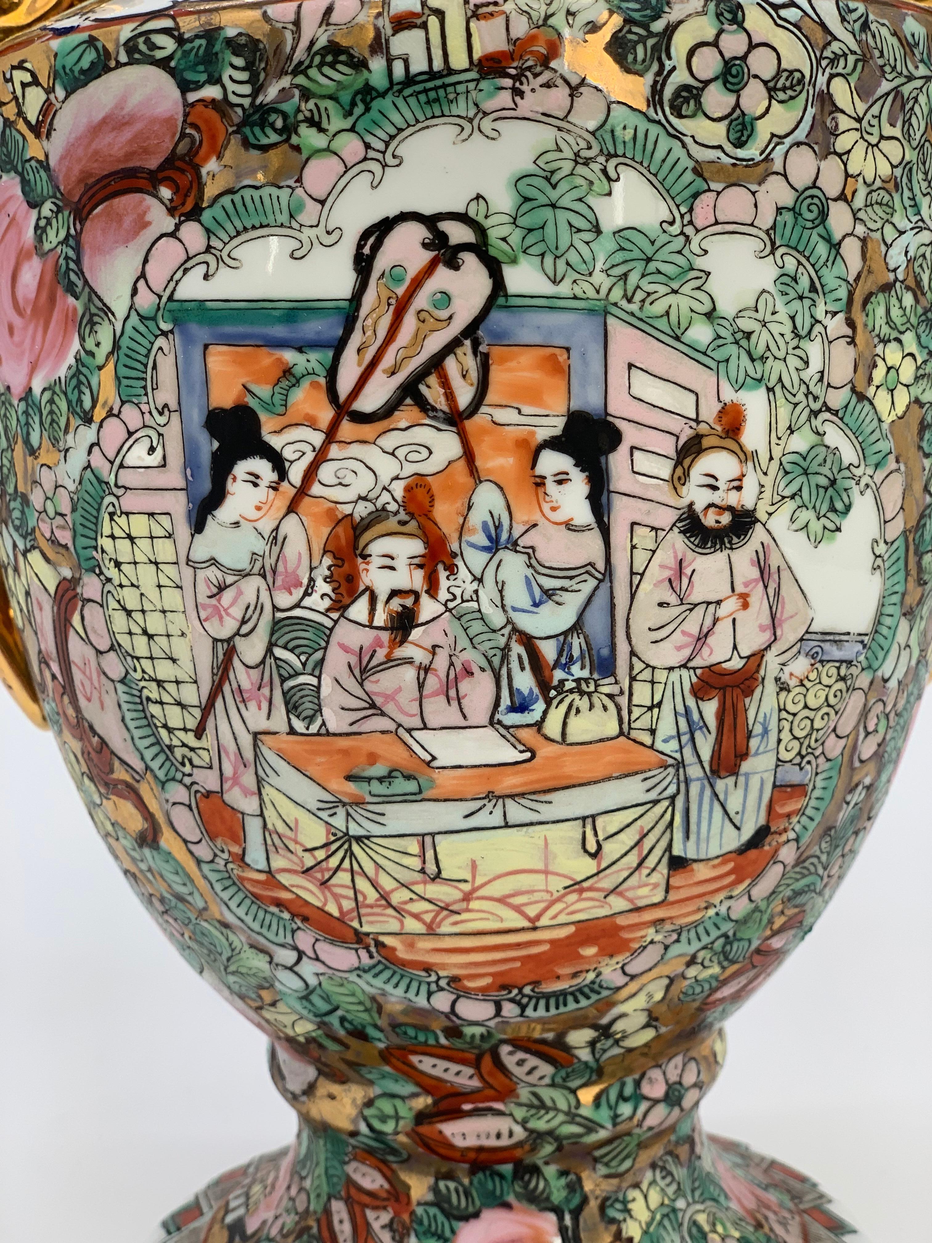 Exportation chinoise Vases chinois de la famille rose avec poignées dorées Scènes figuratives du 19e siècle en vente