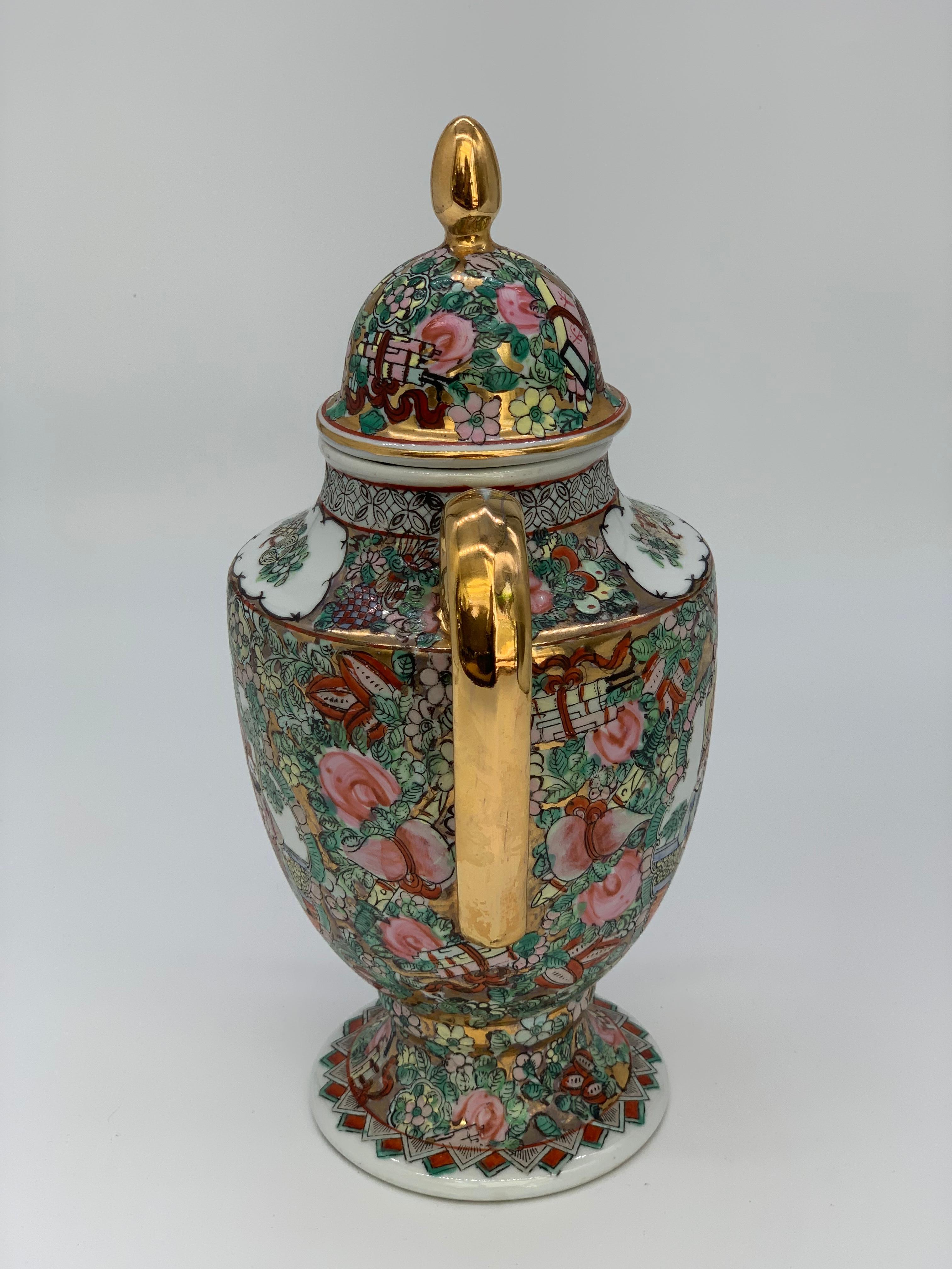 Chinois Vases chinois de la famille rose avec poignées dorées Scènes figuratives du 19e siècle en vente