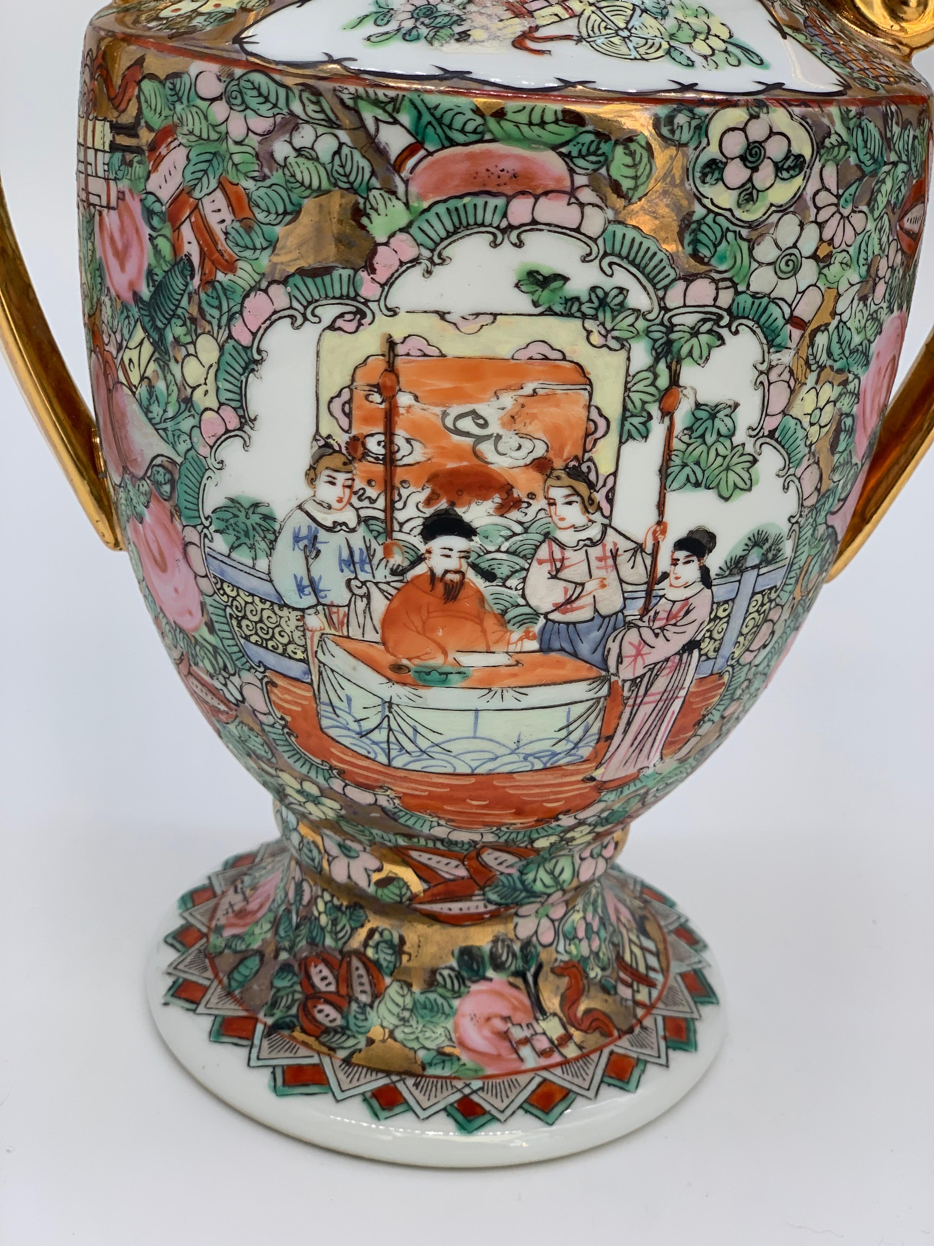 XIXe siècle Vases chinois de la famille rose avec poignées dorées Scènes figuratives du 19e siècle en vente
